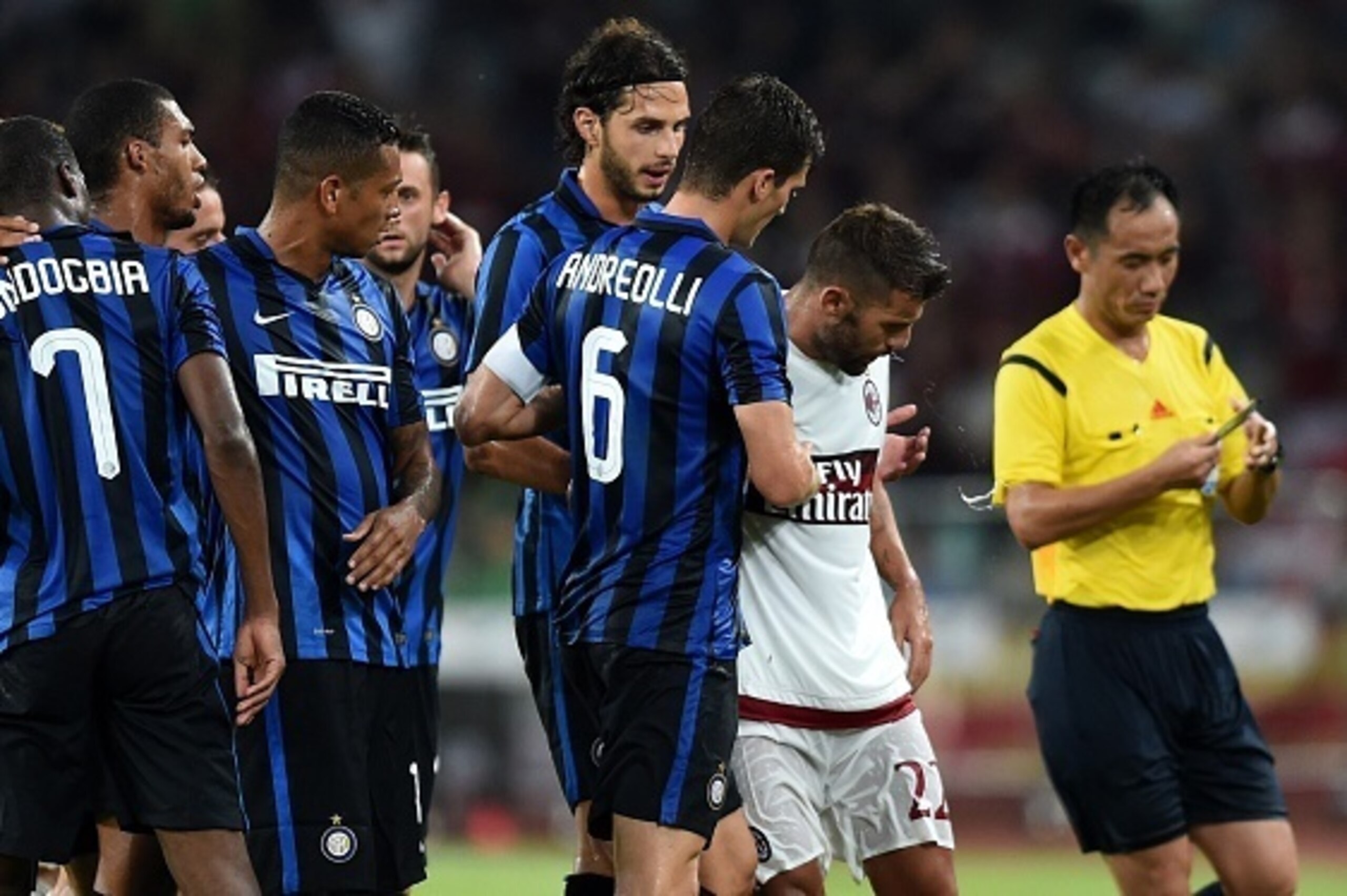AC Milan's Italian midfielder Antonio Nocerino (2R) spits before receiving a red card during the International Champions Cup football match between AC Milan and  Inter Milan in Shenzhen on July 25, 2015.  AFP PHOTO / JOHANNES EISELE        (Photo credit s