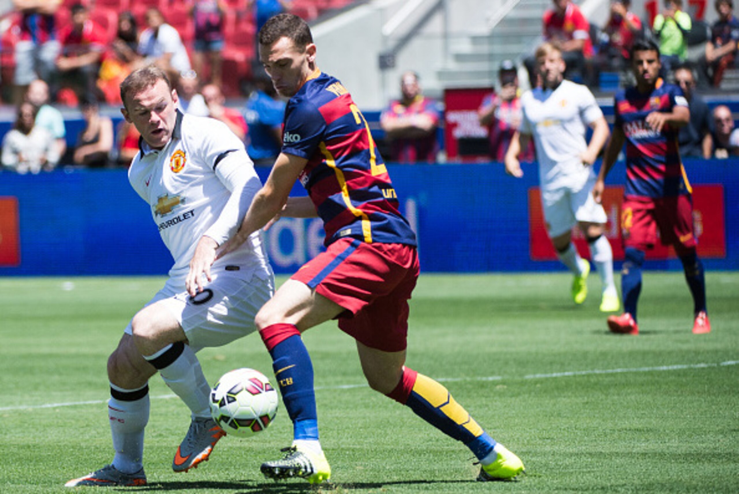 SANTA CLARA, CA - JULY 25: Wayne Rooney #10 of Manchester United balltes Thomas Vermaelen #23 of Barcelona during the International Champions Cup 2015 match between FC Barcelona and Manchester United at Levi's Stadium on July 25, 2015 in Santa Clara, Cali