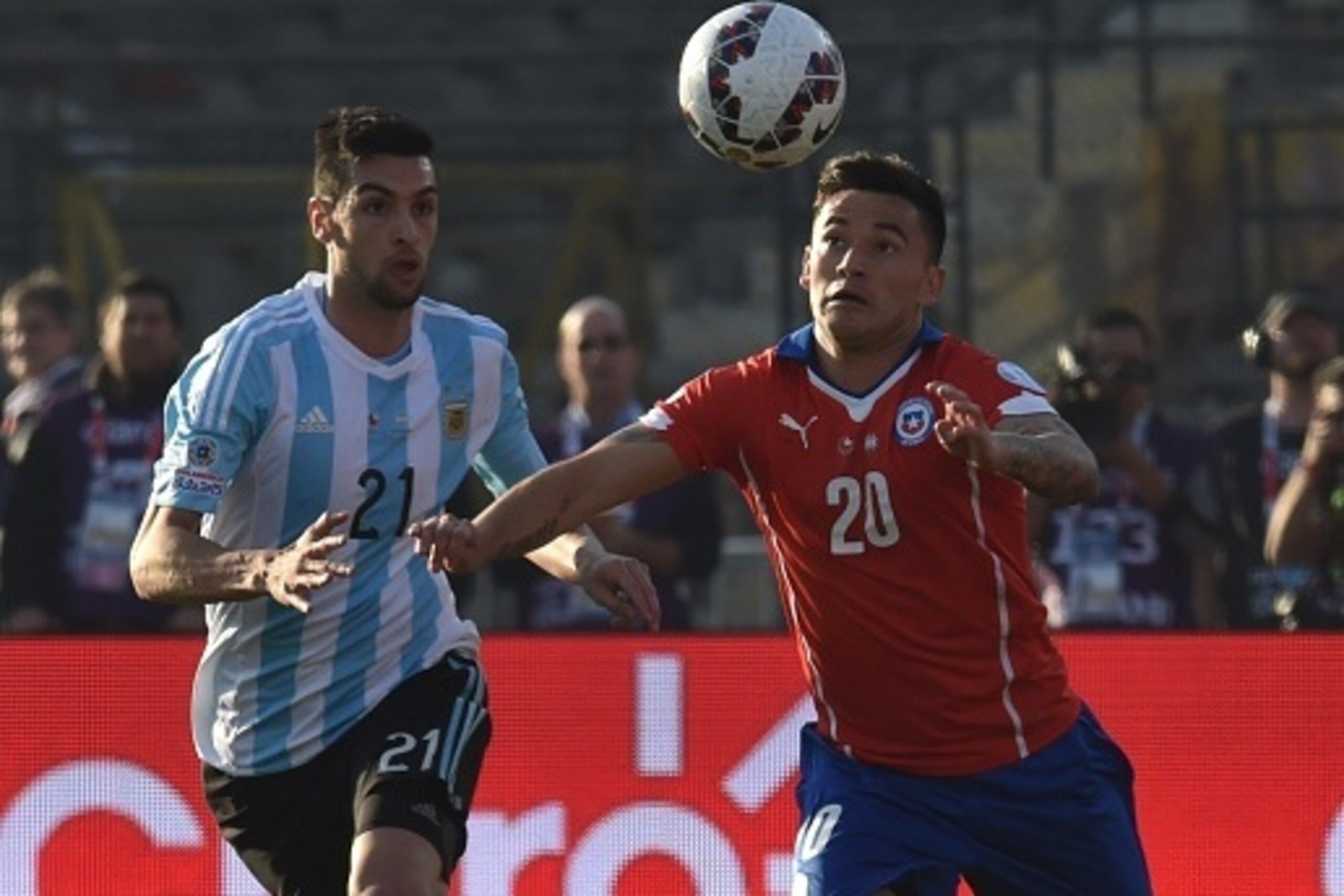 Chile's midfielder Charles Aranguiz (R) and Argentina's midfielder Javier Pastore vie for the ball during their 2015 Copa America final football match, in Santiago, Chile, on July 4, 2015. AFP PHOTO / RODRIGO ARANGUA (Photo credit should read RODRI Chile's midfielder Charles Aranguiz (R) and Argentina's midfielder Javier Pastore vie for the ball during their 2015 Copa America final football match, in Santiago, Chile, on July 4, 2015. AFP PHOTO / RODRIGO ARANGUA (Photo credit should read RODRI