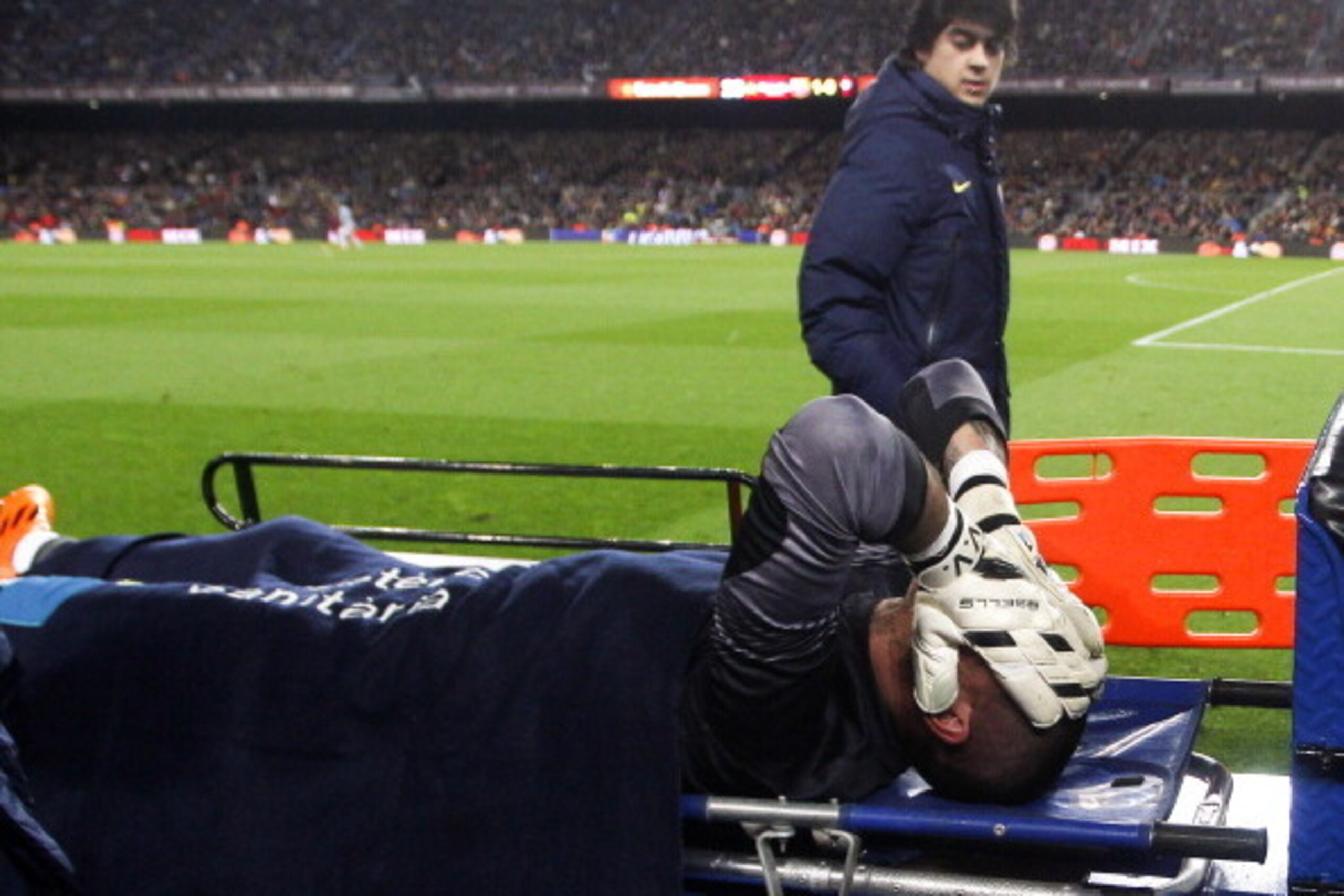 BARCELONA, SPAIN - MARCH 26: Victor Valdes of FC Barcelona lays injured during the La Liga match between FC Barcelona and RC Celta de Vigo at Camp Nou on March 26, 2014 in Barcelona, Spain. (Photo by Alex Caparros/Getty Images) BARCELONA, SPAIN - MARCH 26: Victor Valdes of FC Barcelona lays injured during the La Liga match between FC Barcelona and RC Celta de Vigo at Camp Nou on March 26, 2014 in Barcelona, Spain. (Photo by Alex Caparros/Getty Images)