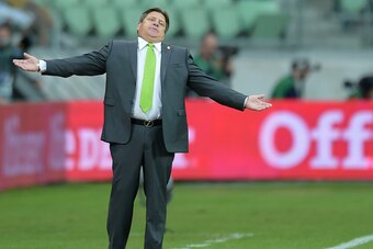 SAO PAULO, BRAZIL- JUNE 07:  Head coach Miguel Herrera  of Mexico gestures during the International Friendly Match between Brazil and Mexico at Allianz Parque on June 7, 2015 in Sao Paulo, Brazil.  (Photo by Buda Mendes/Getty Images)