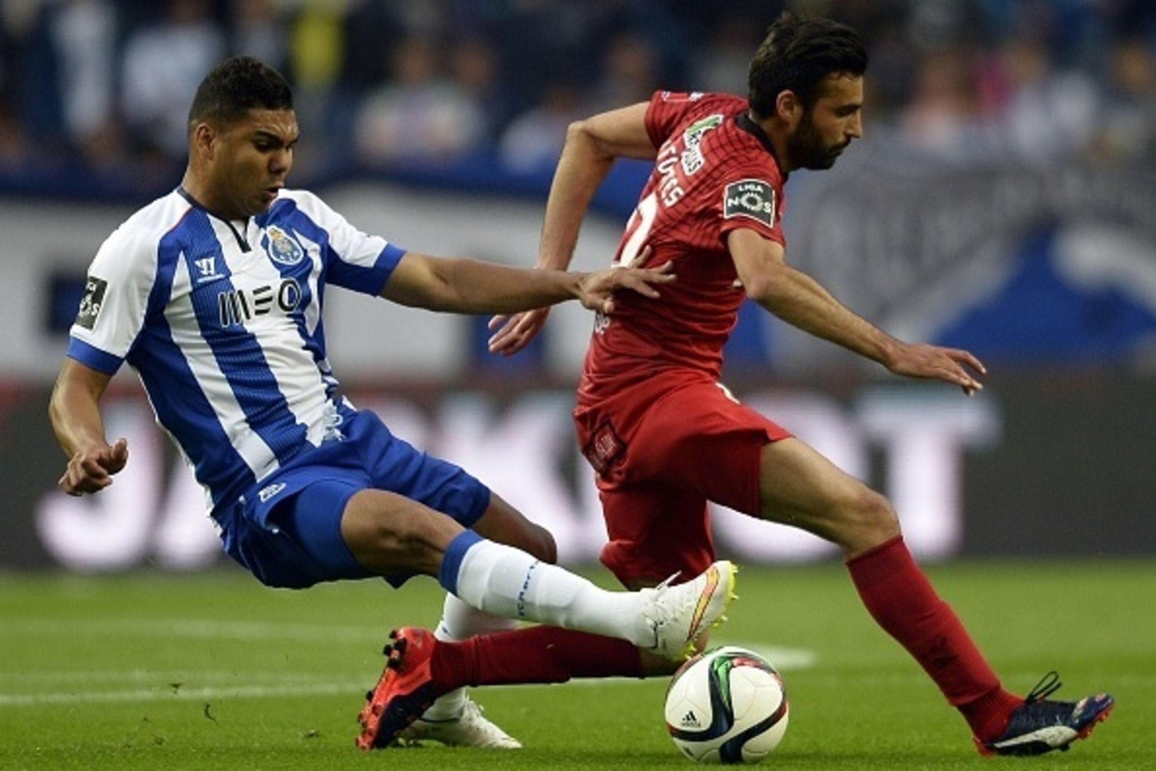 Porto's Brazilian midfielder Casemiro (L) vies with Penafiel's midfielder Andre Fontes during the Portuguese league football match FC Porto vs FC Penafiel at the Dragao stadium in Porto on May 22, 2015.  AFP PHOTO / MIGUEL RIOPA        (Photo credit shoul