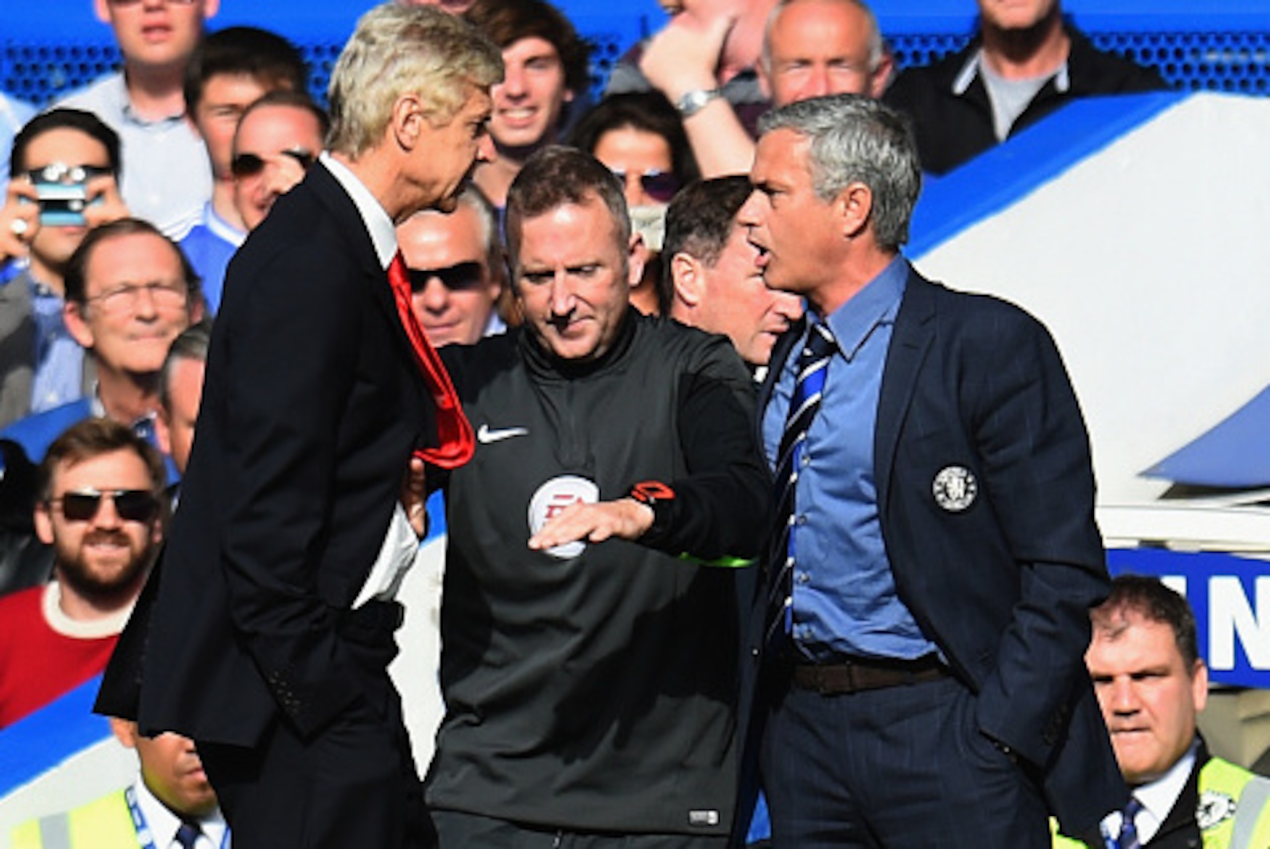 LONDON, ENGLAND - OCTOBER 05: Fourth Official Jonathan Moss comes between Managers Arsene Wenger of Arsenal and Jose Mourinho manager of Chelsea during the Barclays Premier League match between Chelsea and Arsenal at Stamford Bridge on October 4, 2014 in LONDON, ENGLAND - OCTOBER 05: Fourth Official Jonathan Moss comes between Managers Arsene Wenger of Arsenal and Jose Mourinho manager of Chelsea during the Barclays Premier League match between Chelsea and Arsenal at Stamford Bridge on October 4, 2014 in