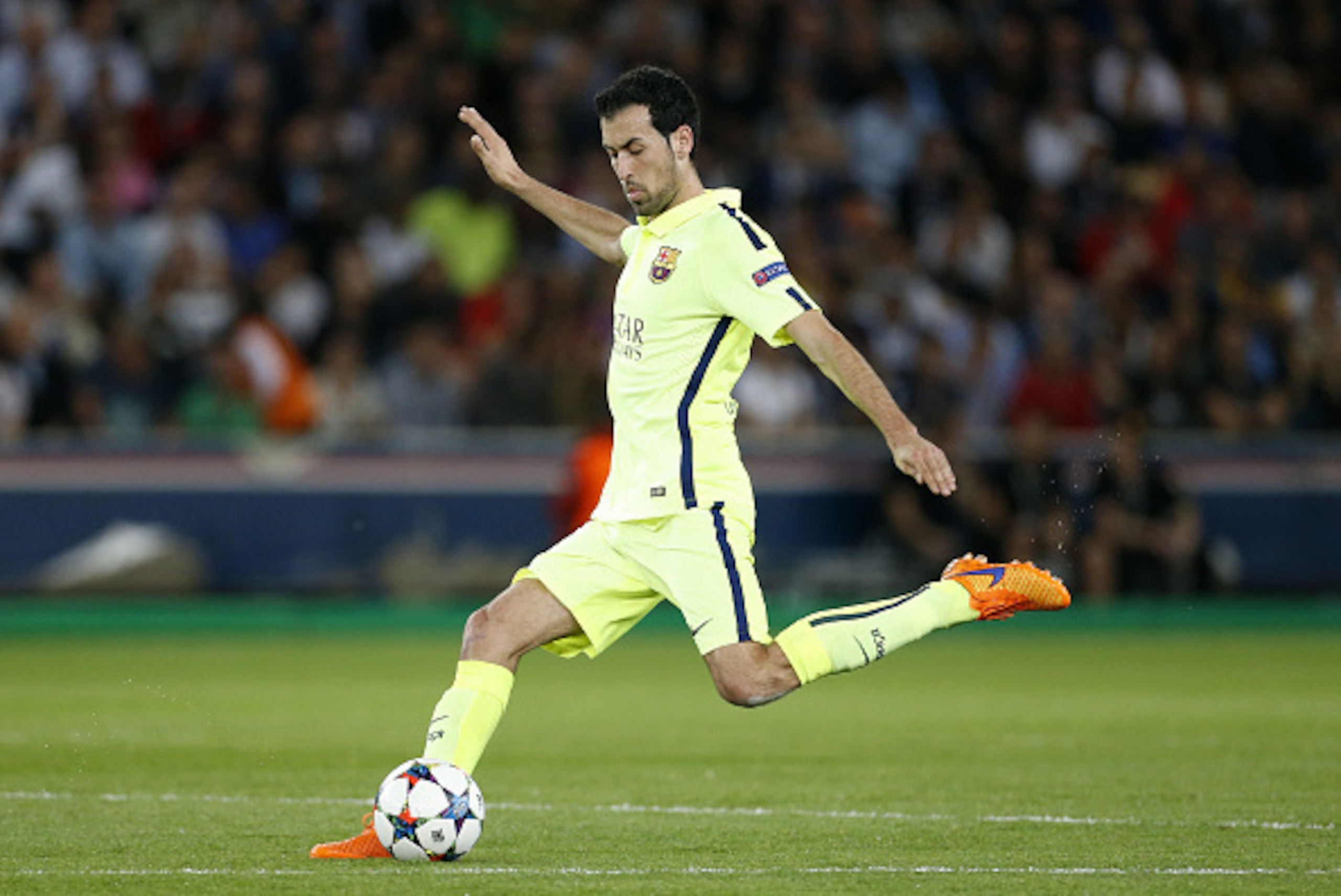PARIS, FRANCE - APRIL 15: Sergio Busquets of Barcelona in action during the UEFA Champions League quater final first leg match between Paris Saint-Germain (PSG) and FC Barcelona at Parc des Princes stadium on April 15, 2015 in Paris, France. (Photo by Jea PARIS, FRANCE - APRIL 15: Sergio Busquets of Barcelona in action during the UEFA Champions League quater final first leg match between Paris Saint-Germain (PSG) and FC Barcelona at Parc des Princes stadium on April 15, 2015 in Paris, France. (Photo by Jea