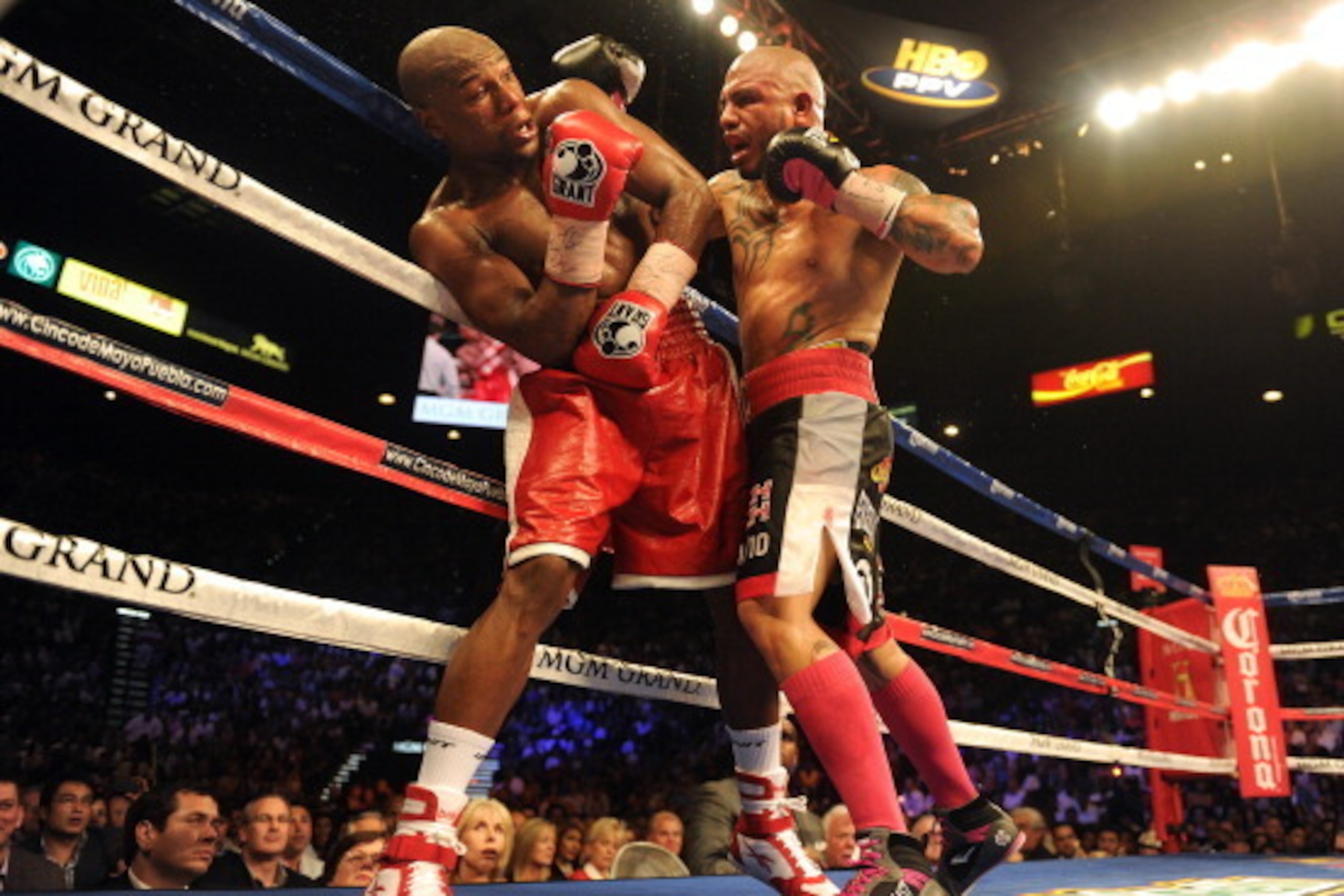 US boxer Floyd Mayweather Jr (L) and Puerto Rico's Miguel Cotto (R) duel it out on May 5, 2012 in Las Vegas, Nevada, during their Super Welterweight Championship fight. Mayweather Jr. defeated Cotto on a unanimous decision in the 12-roud bout. AFP PHOTO/F