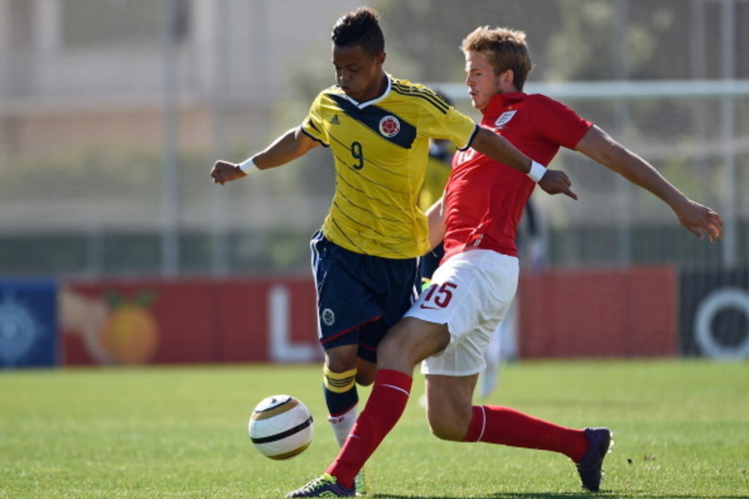 Colombian midfielder Joao Rodriguez (L) vies with England defender Eric Dier (R) during the Under 21 international football match England vs. Colombia , at the Leo Lagrange stadium in Toulon, southern France, on May 30, 2014. AFP PHOTO / ANNE-CHRISTINE PO