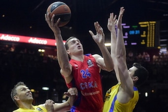 CSKA Moscow's centre Sasha Kaun (C) tries to score past Maccabi Tel Avivs guard Yogev Ohayon during the Euroleague 2014 Final Four semifinal basketball match Maccabi Tel Aviv vs CSKA Moscow on May 16, 2014 at the Mediolanum stadium in Assago.  AFP PHOTO/ 