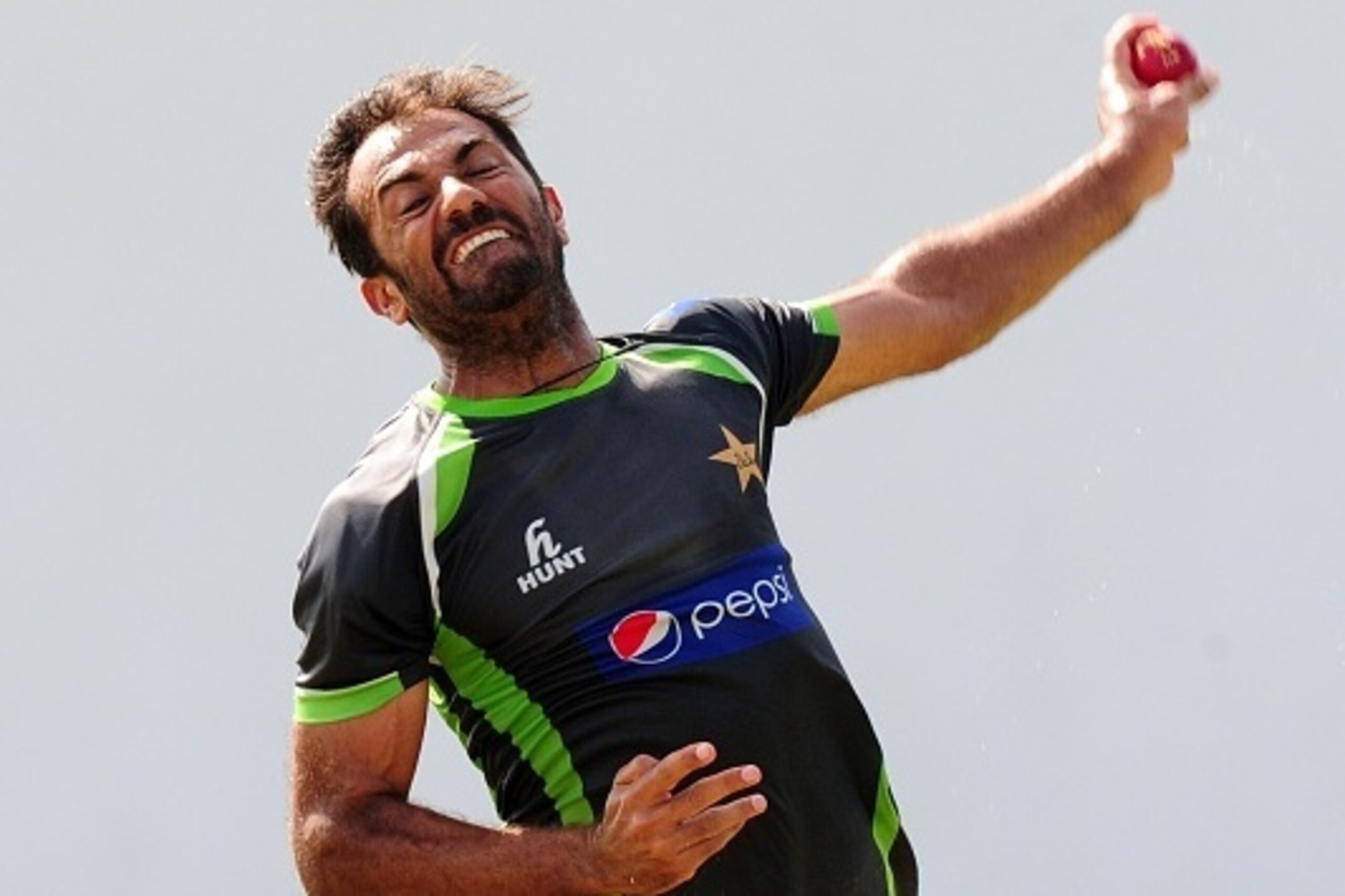 Pakistan cricketer Wahab Riaz delivers a ball during a practice session at the P. Sara Oval Cricket Stadium in Colombo on June 24, 2015, ahead of a second Test match against Sri Lanka on June 25. AFP PHOTO / LAKRUWAN WANNIARACHCHI        (Photo credit sho