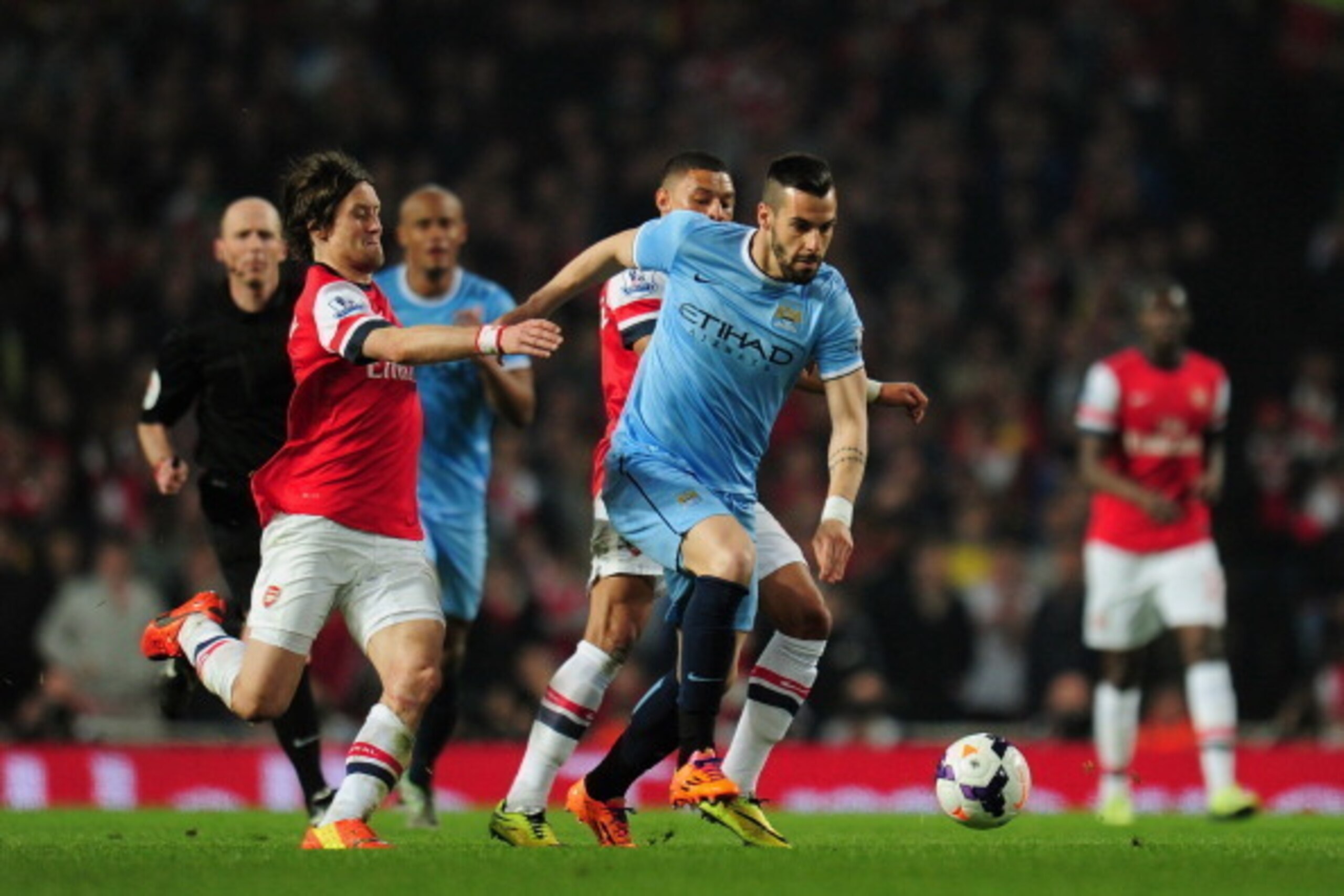 LONDON, ENGLAND - MARCH 29:  Alvaro Negredo of Manchester City is closed down by Tomas Rosicky and Alex Oxlade-Chamberlain of Arsenal during the Barclays Premier League match between Arsenal and Manchester City at Emirates Stadium on March 29, 2014 in Lon