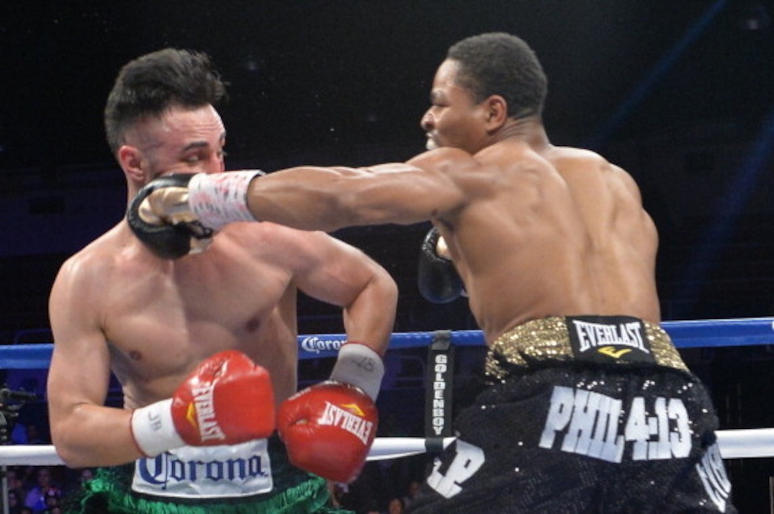 Paulie Malignaggi (L) of Brooklyn, New York, USA, defends against Shawn Porter (R) of Akron, Ohio, USA,  during their IBF Welterweight title fight on  April 19, 2014 at the DC Armory in Washington, DC. Porter won with a fourth round knockout.      AFP PHO