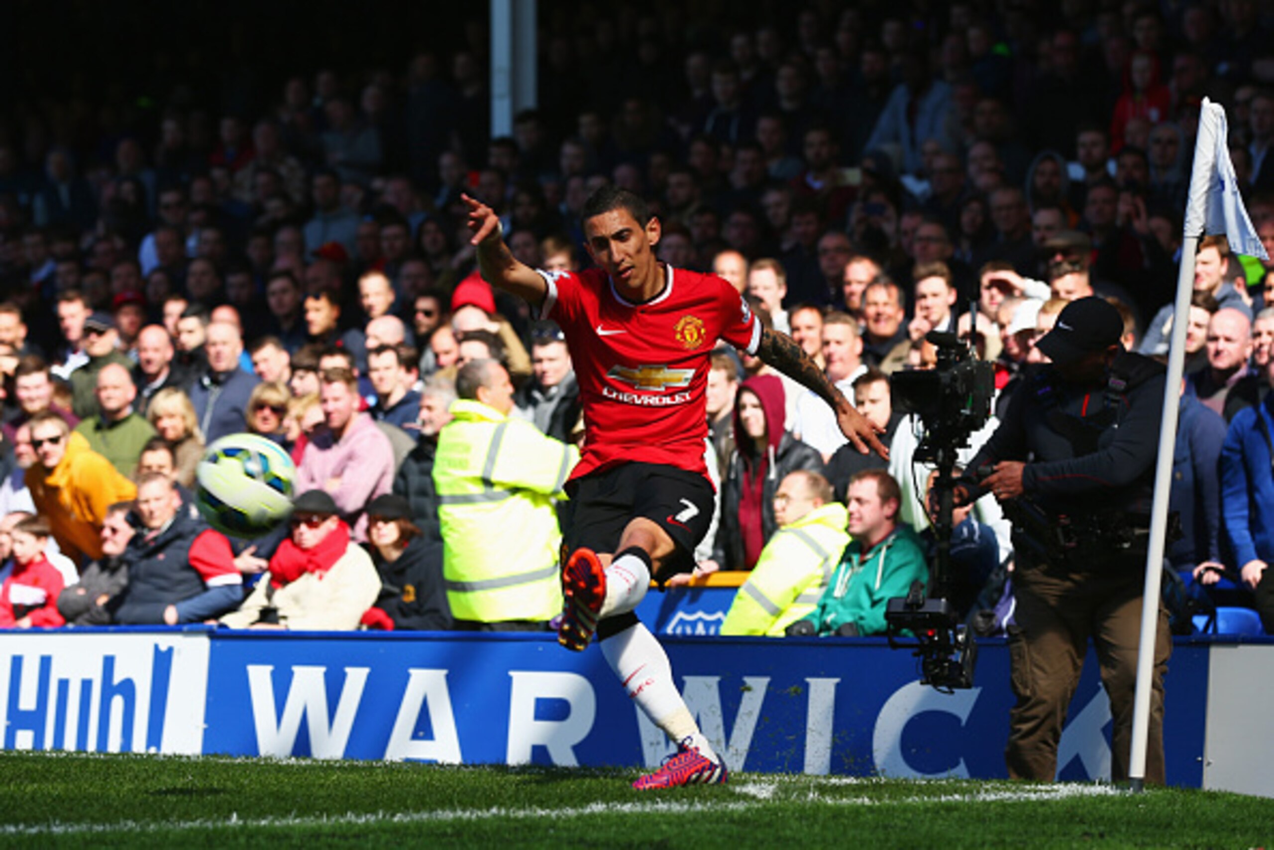 LIVERPOOL, ENGLAND - APRIL 26: Angel di Maria of Manchester United takes a corner during the Barclays Premier League match between Everton and Manchester United at Goodison Park on April 26, 2015 in Liverpool, England. (Photo by Clive Brunskill/Getty Im LIVERPOOL, ENGLAND - APRIL 26: Angel di Maria of Manchester United takes a corner during the Barclays Premier League match between Everton and Manchester United at Goodison Park on April 26, 2015 in Liverpool, England. (Photo by Clive Brunskill/Getty Im