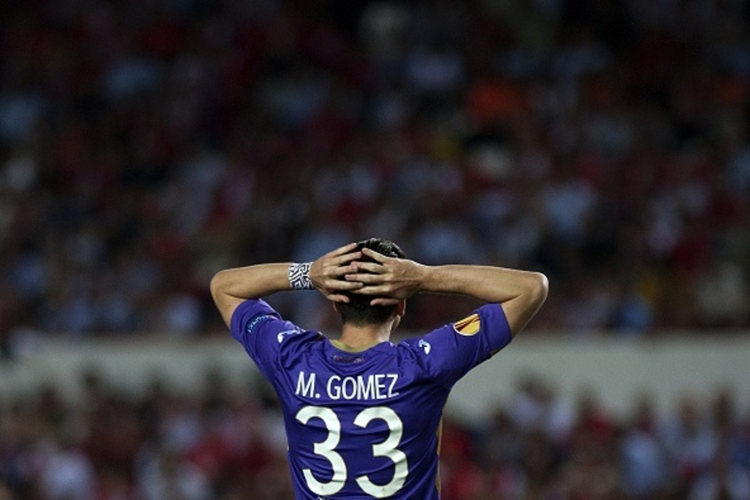 Fiorentina's German forward Mario Gomez reacts during the UEFA Europa League semifinal first leg football match Sevilla FC vs ACF Fiorentina at the Ramon Sanchez Pizjuan stadium in Sevilla on May 7, 2015.   AFP PHOTO/ JORGE GUERRERO        (Photo credit s