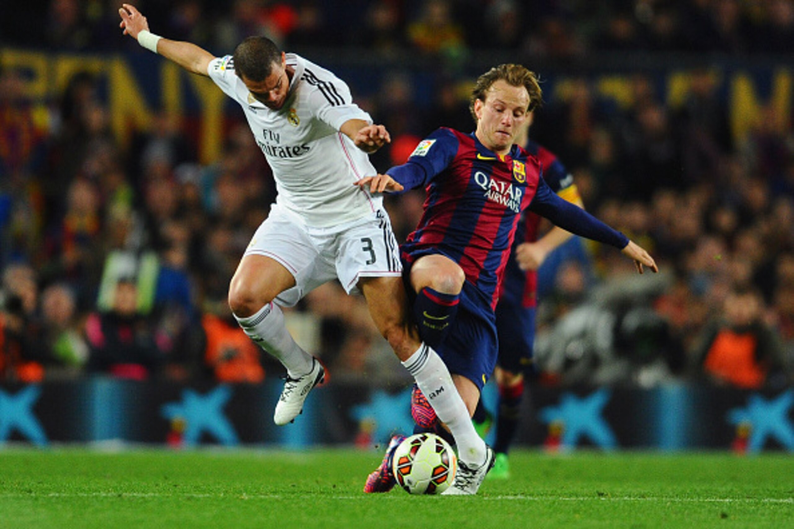 BARCELONA, SPAIN - MARCH 22:  Ivan Rakitic of Barcelona tackles Pepe of Real Madrid CF during the La Liga match between FC Barcelona and Real Madrid CF at Camp Nou on March 22, 2015 in Barcelona, Spain.  (Photo by David Ramos/Getty Images)