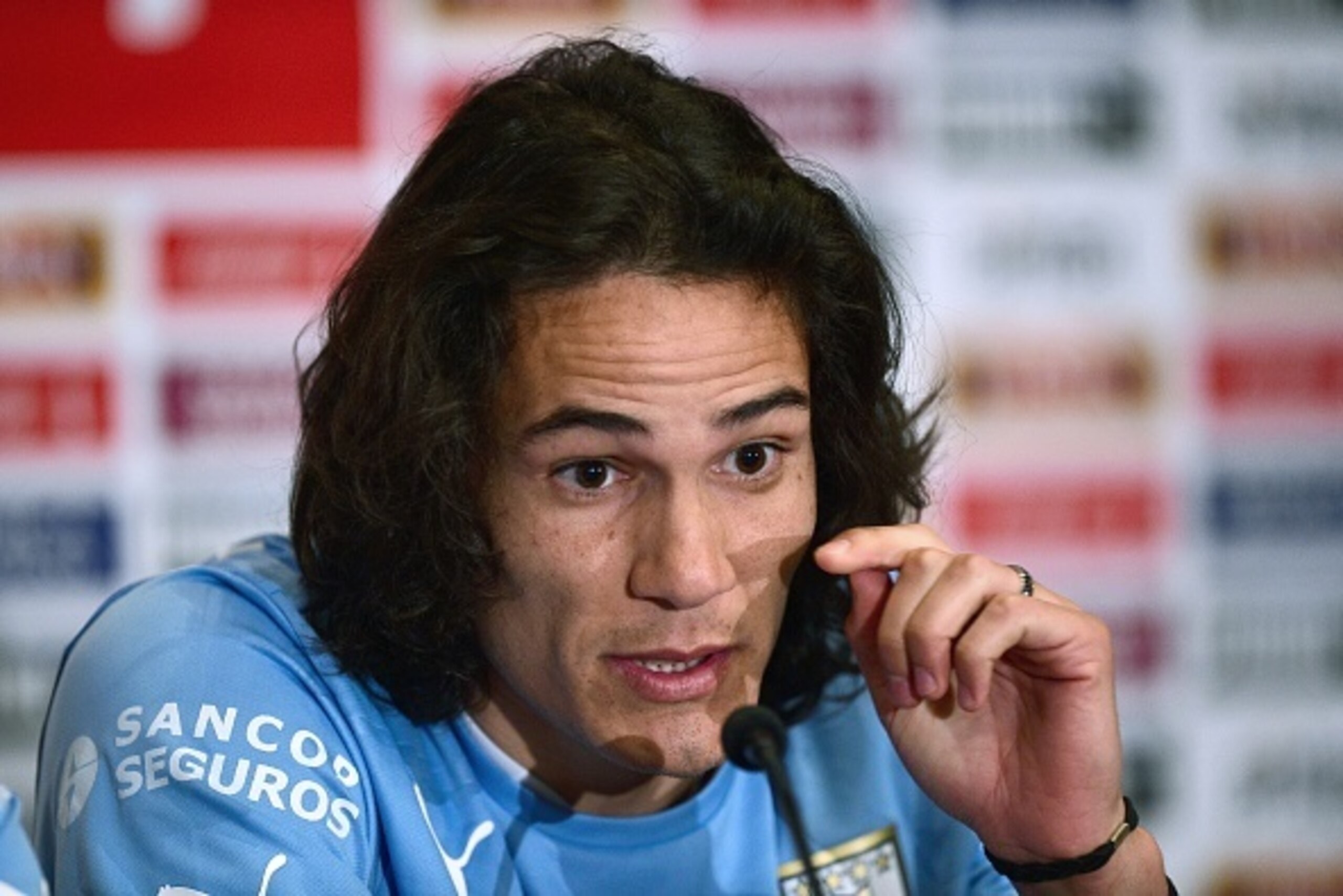 Uruguay's forward Edinson Cavani speaks during a press conference at the team's hotel in Antofagasta, Chile, on June 11, 2015 just hours before the kick-off of the Copa America continental football championship. AFP PHOTO/ RONALDO SCHEMIDT (Photo c Uruguay's forward Edinson Cavani speaks during a press conference at the team's hotel in Antofagasta, Chile, on June 11, 2015 just hours before the kick-off of the Copa America continental football championship. AFP PHOTO/ RONALDO SCHEMIDT (Photo c