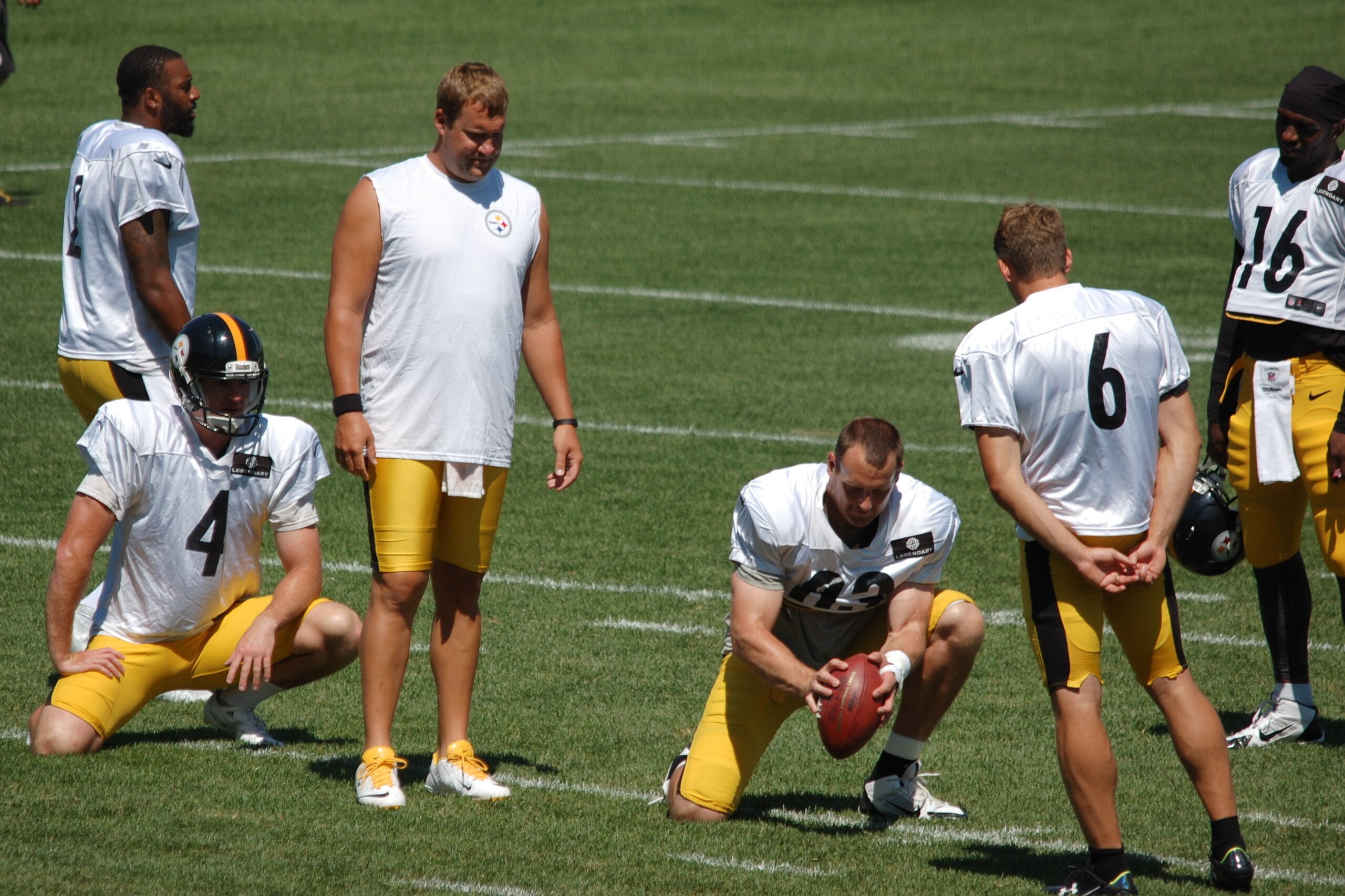 Heath Miller works on holding duties under the watchful eyes of Ben Roethlisberger and Shaun Suisham.