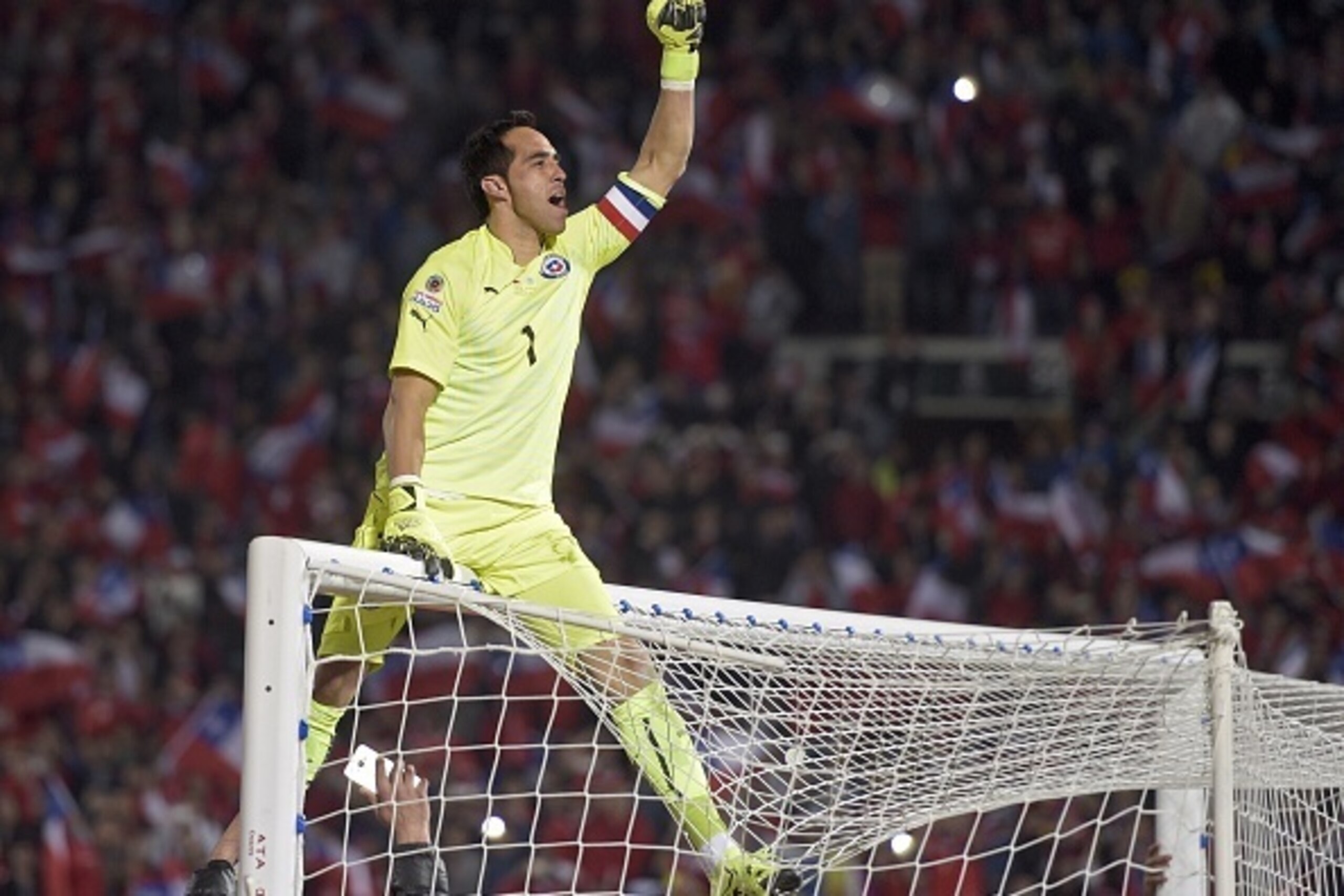 Chile's goalkeeper Claudio Bravo celebrates after winning the 2015 Copa America football championship final against Argentina, in Santiago, Chile, on July 4, 2015. Chile won 4-1 (0-0).  AFP PHOTO / JUAN MABROMATA        (Photo credit should read JUAN MABR