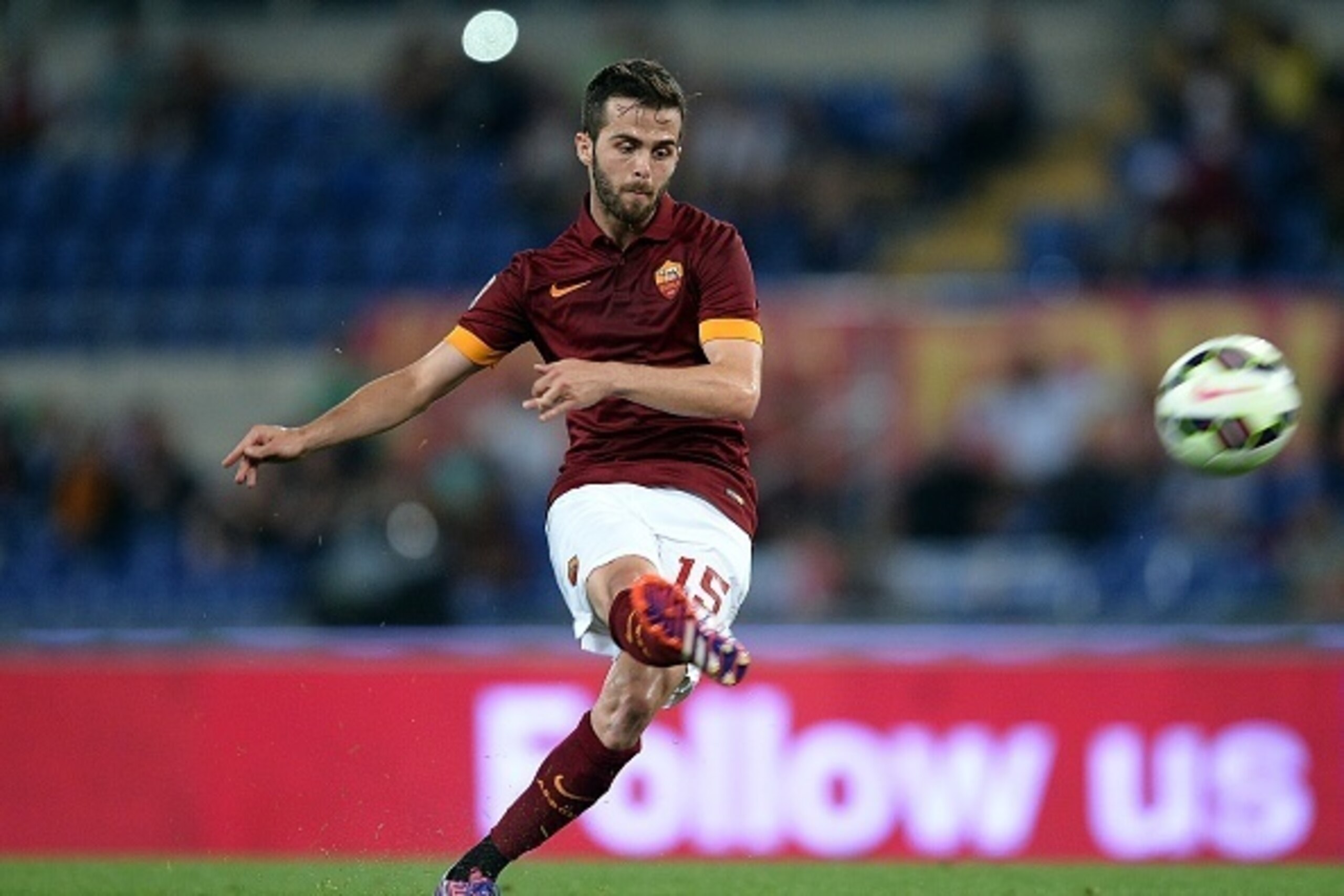 Roma's Bosnian-Herzegovian midfielder Miralem Pjanic shoots a free kick during the Serie A football match between Roma and Udinese on May 17, 2015 at the Olympic Stadium in Rome. AFP PHOTO / FILIPPO MONTEFORTE        (Photo credit should read FILIPPO MONT
