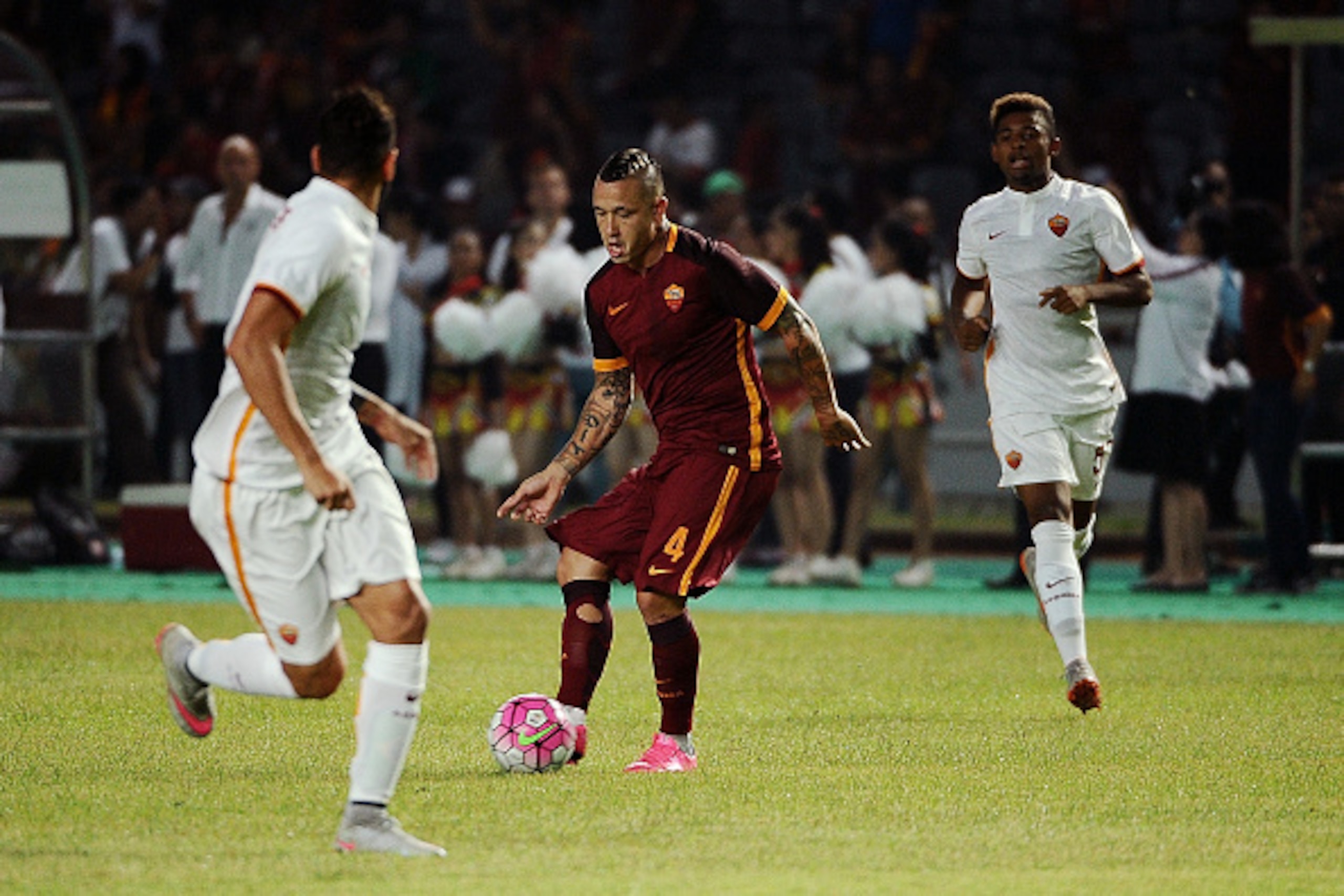 JAKARTA, INDONESIA - JULY 25:  Radja Nainggolan of AS Roma #4 in action during the international friendly match between AS Roma A and AS Roma B at Gelora Bung Karno Stadium on July 25, 2015 in Jakarta, Indonesia.  (Photo by Robertus Pudyanto/Getty Images)