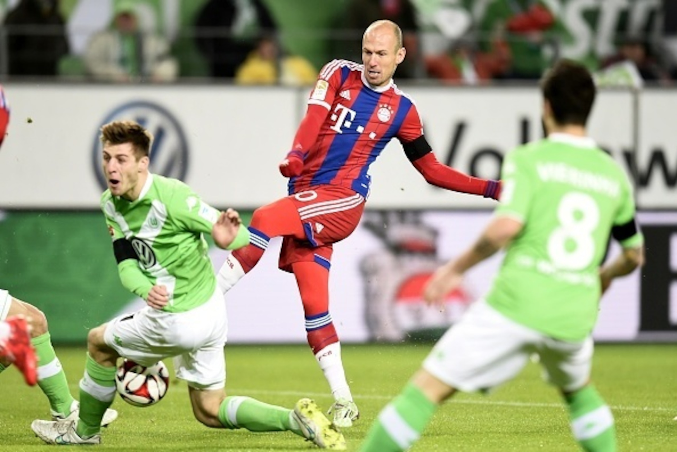 Bayern Munich's Dutch midfielder Arjen Robben (C) vies for the ball during the German first division Bundesliga football match VfL Wolfsburg v FC Bayern Muenchen at the Volkswagen Arena in Wolfsburg, central Germany on January 30, 2015. AFP PHOTO / ODD AN
