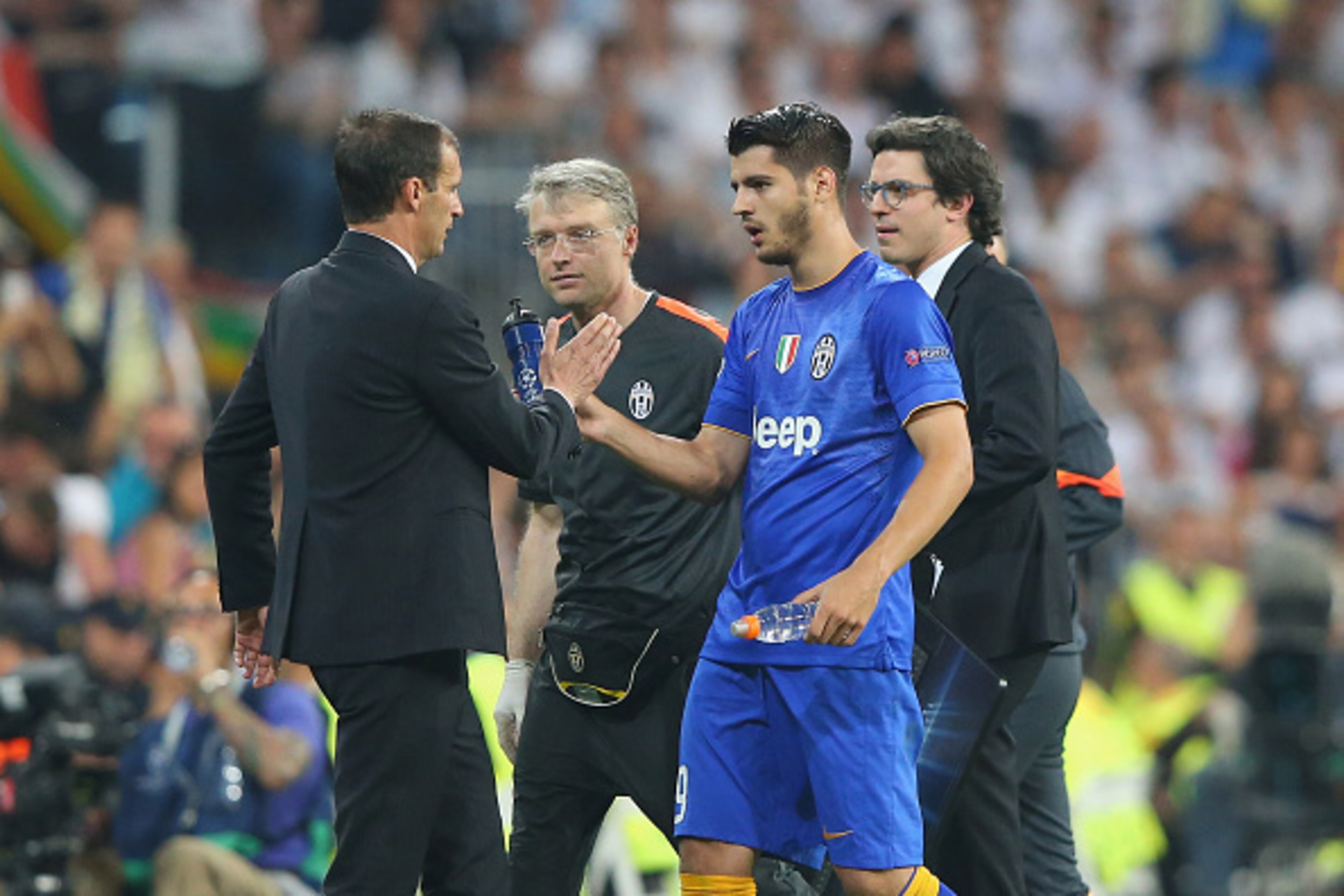 MADRID, SPAIN - MAY 13:  Alvaro Morata of Juventus shakes hands with Massimiliano Allegri the head coach of Juventus after he is substituted in the second half during the UEFA Champions League Semi Final, second leg match between Real Madrid and Juventus 