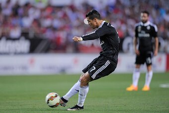 SEVILLE, SPAIN - MAY 02:  Cristiano Ronaldo of Real Madrid takes a free kick during the La Liga match between Sevilla FC and Real Madrid CF at Estadio Ramon Sanchez Pizjuan on May 2, 2015 in Seville, Spain.  (Photo by Denis Doyle/Getty Images)