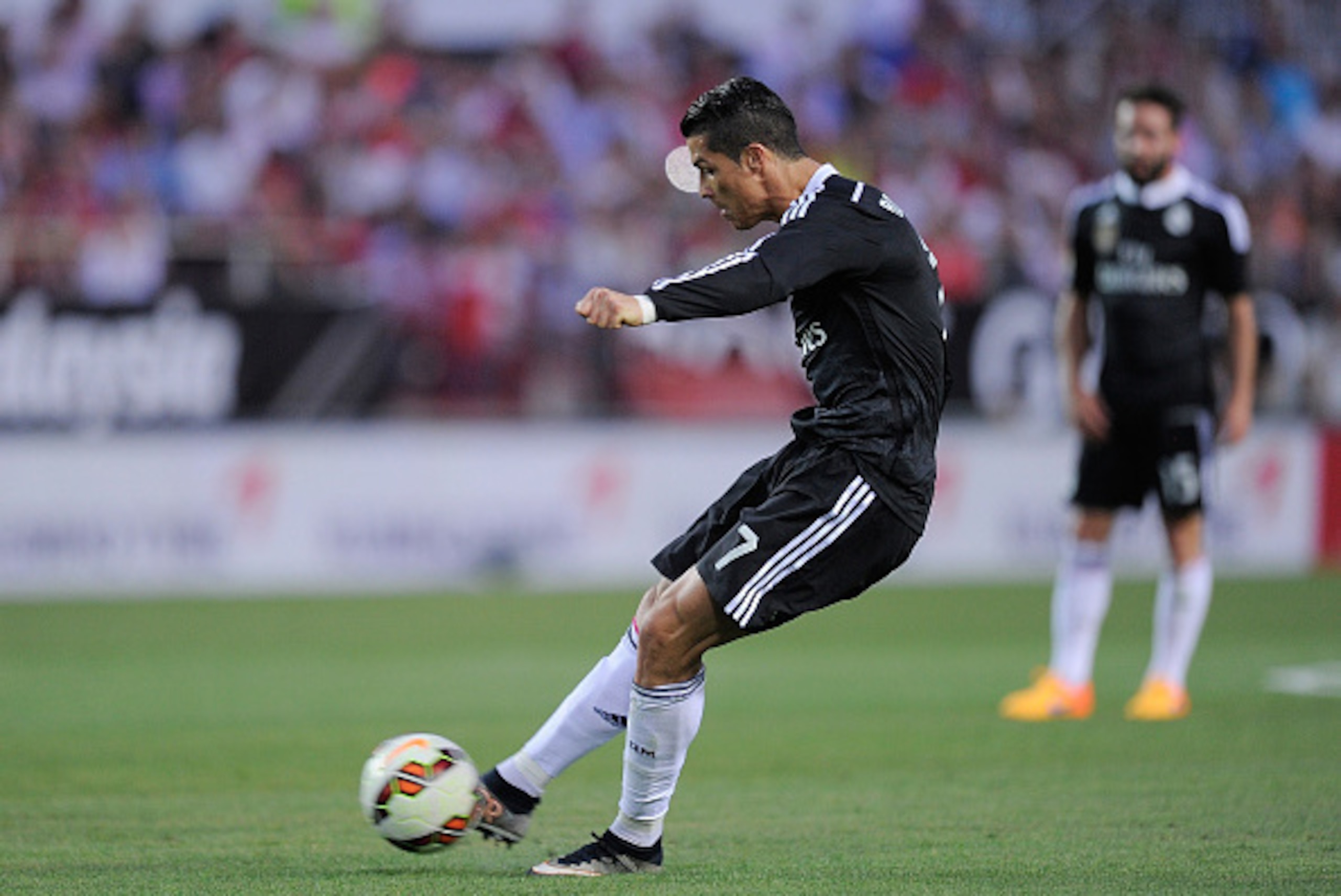 SEVILLE, SPAIN - MAY 02: Cristiano Ronaldo of Real Madrid takes a free kick during the La Liga match between Sevilla FC and Real Madrid CF at Estadio Ramon Sanchez Pizjuan on May 2, 2015 in Seville, Spain. (Photo by Denis Doyle/Getty Images) SEVILLE, SPAIN - MAY 02: Cristiano Ronaldo of Real Madrid takes a free kick during the La Liga match between Sevilla FC and Real Madrid CF at Estadio Ramon Sanchez Pizjuan on May 2, 2015 in Seville, Spain. (Photo by Denis Doyle/Getty Images)