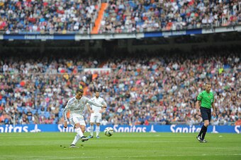 MADRID, SPAIN - APRIL 11:  Cristiano Ronaldo of Real Madrid takes a free kick during the La Liga match between Real Madrid and Eibar at Estadio Santiago Bernabeu on April 11, 2015 in Madrid, Spain.  (Photo by Denis Doyle/Getty Images)