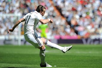 MADRID, SPAIN - APRIL 05:  Gareth Bale of Real Madrid CF takes a free kick during the La Liga match between Real Madrid CF and Granada CF at Estadio Santiago Bernabeu on April 5, 2015 in Madrid, Spain.  (Photo by Denis Doyle/Getty Images)