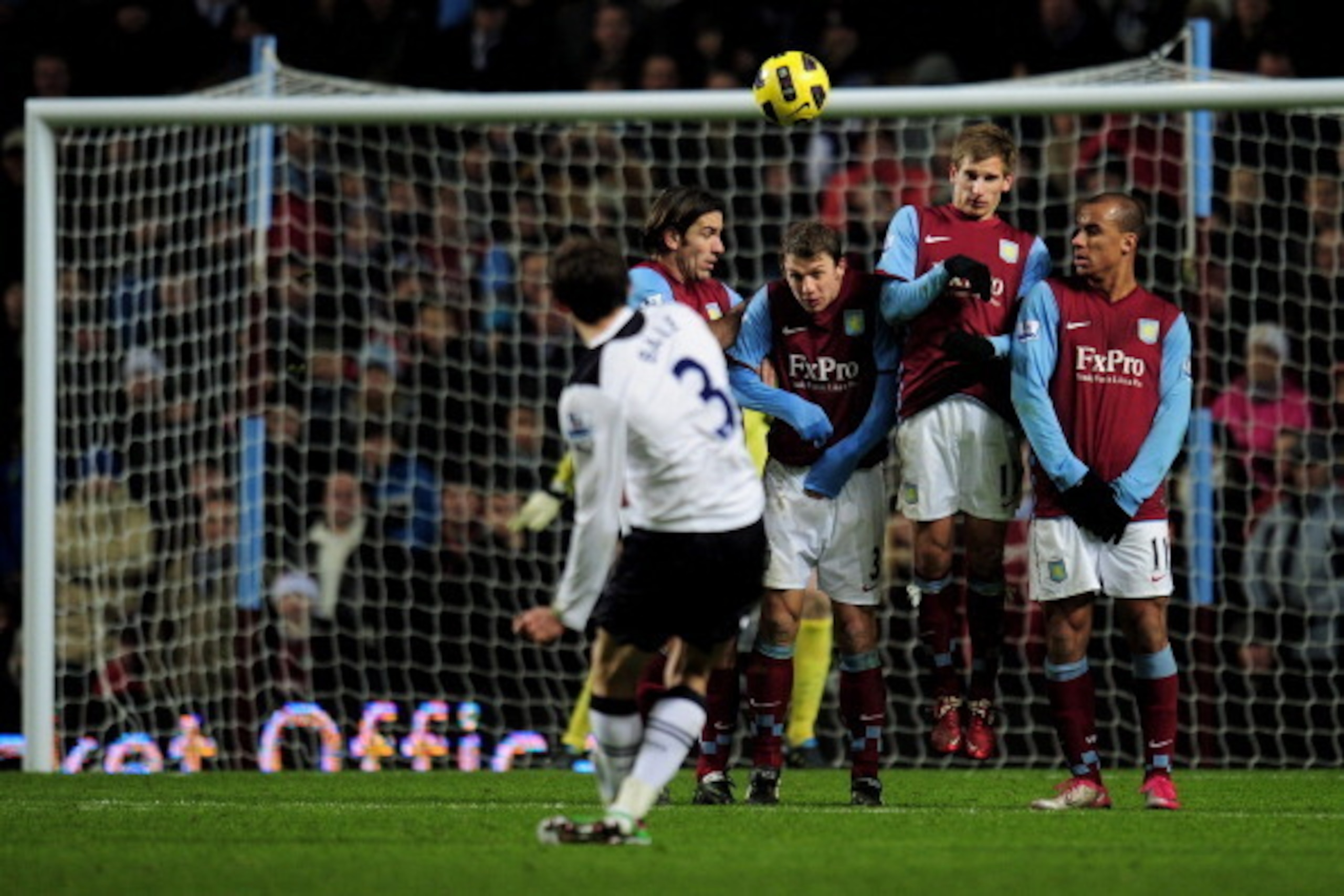 BIRMINGHAM, ENGLAND - DECEMBER 26: Gareth Bale of Tottenham takes a free kick during the Barclays Premier League match between Aston Villa and Tottenham Hotspur at Villa Park on December 26, 2010 in Birmingham, England. (Photo by Shaun Botterill/Getty I BIRMINGHAM, ENGLAND - DECEMBER 26: Gareth Bale of Tottenham takes a free kick during the Barclays Premier League match between Aston Villa and Tottenham Hotspur at Villa Park on December 26, 2010 in Birmingham, England. (Photo by Shaun Botterill/Getty I