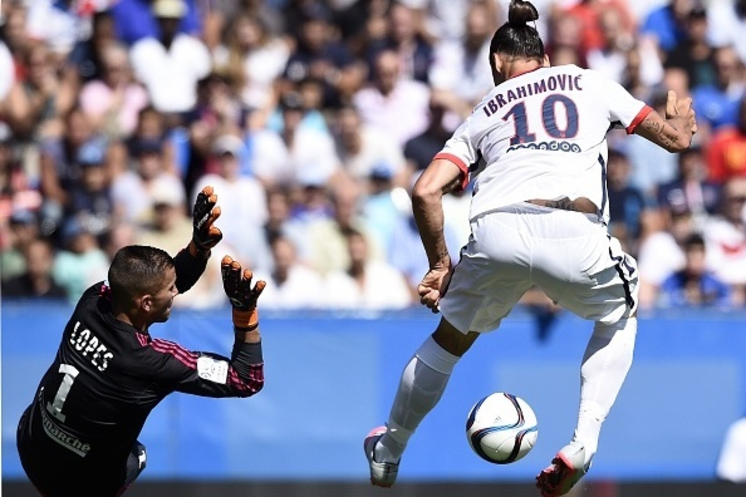 Paris Saint-Germain's Swedish forward Zlatan Ibrahimovic (R) vies Lyon's French Portuguese goalkeeper Anthony Lopes during the French Trophy of Champions football match at Saputo stadium in Montreal on August 1, 2015.   AFP PHOTO/ FRANCK FIFE        (Phot