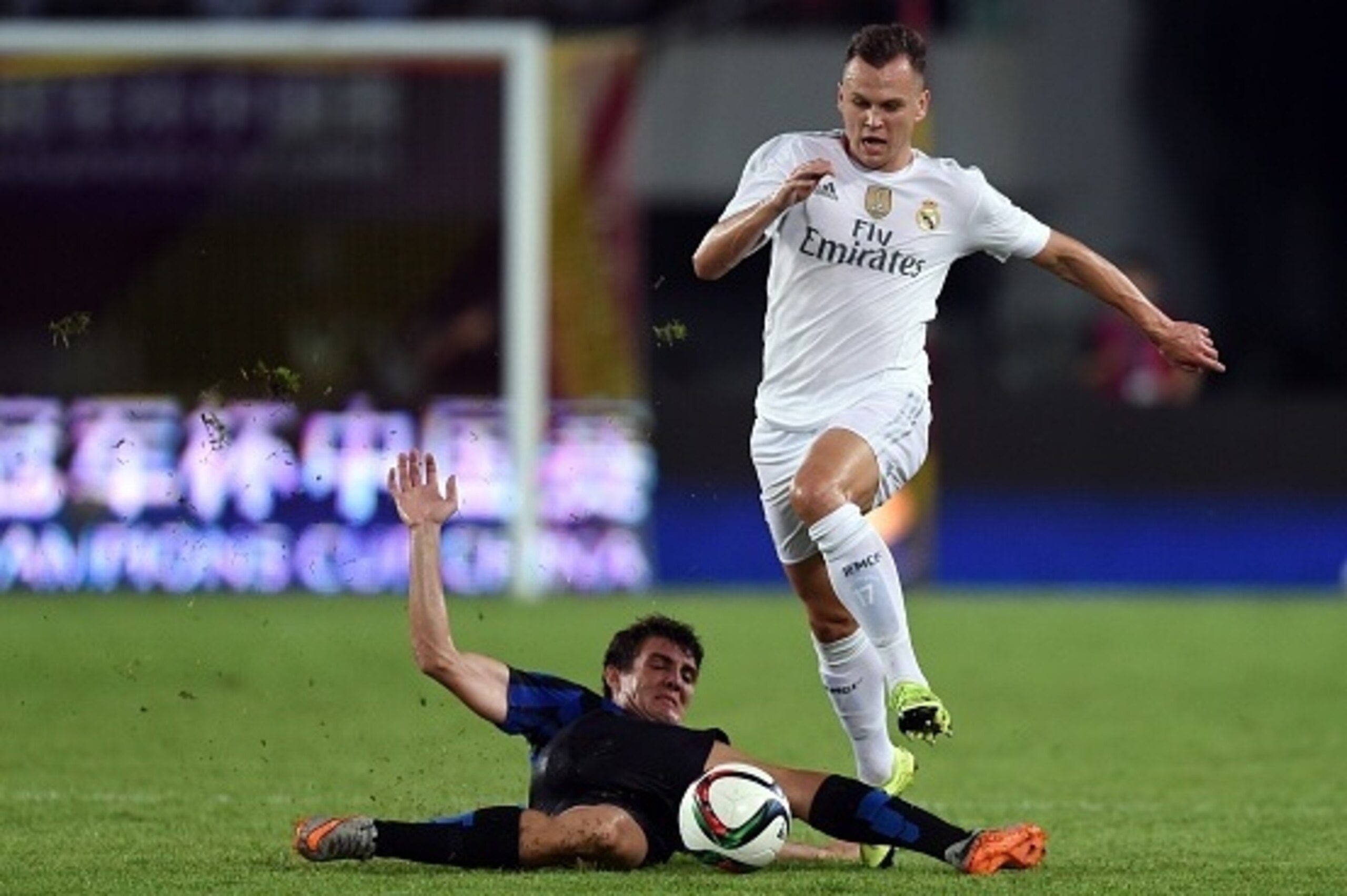 Real Madrid's Russian midfielder Denis Cheryshev (R) and Inter's Croatians midfielder Mateo Kovacic vie for the ball  during the International Champions Cup football match between Inter Milan and Real Madrid in Guangzhou on July 27, 2015. AFP PHOTO / JOHA