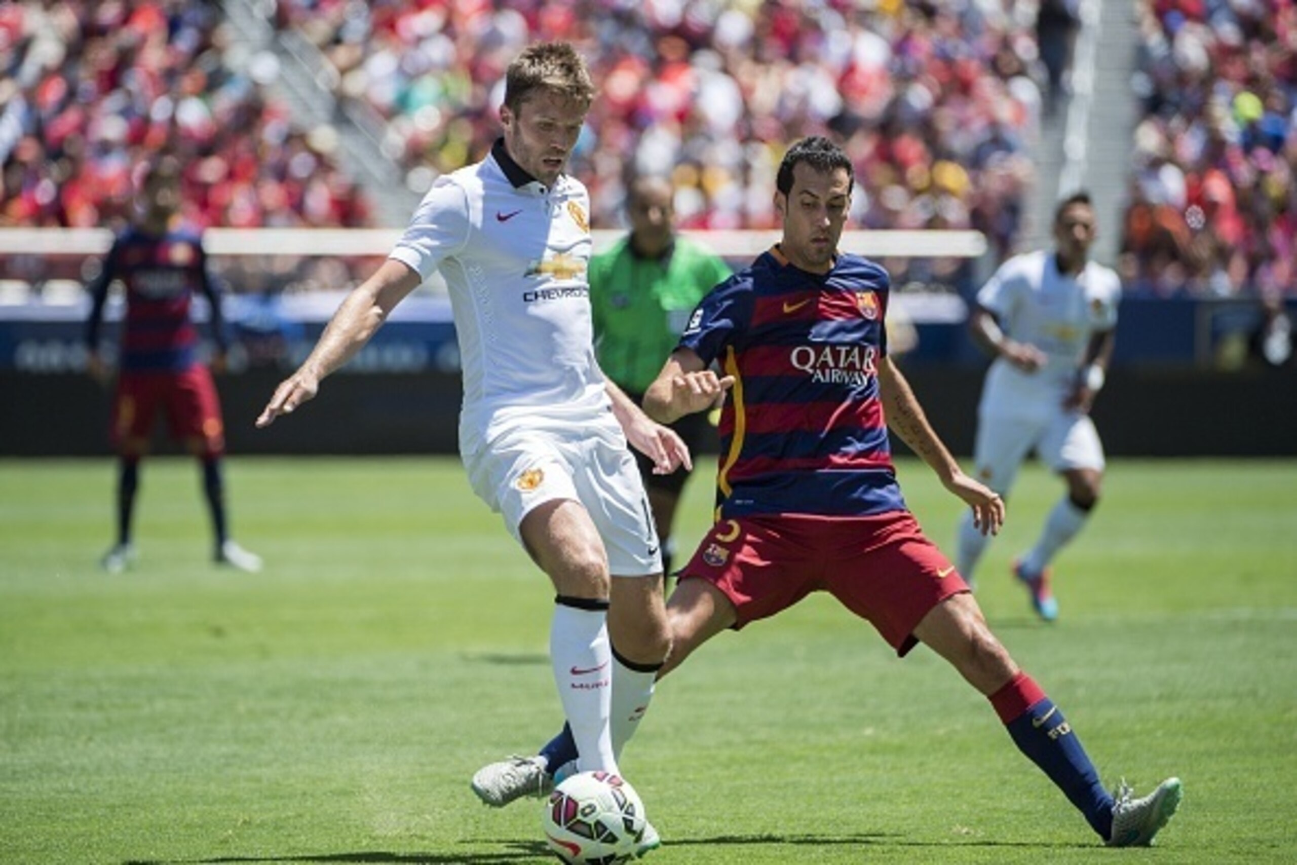 Michael Carrick (L) of Manchester United protects the ball from Sergio Busquets (R) of FC Barcelona during an International Champions Cup match at Levi's Stadium in Santa Clara, California on July 25, 2015. AFP PHOTO / JOSH EDELSON        (Photo credit sh