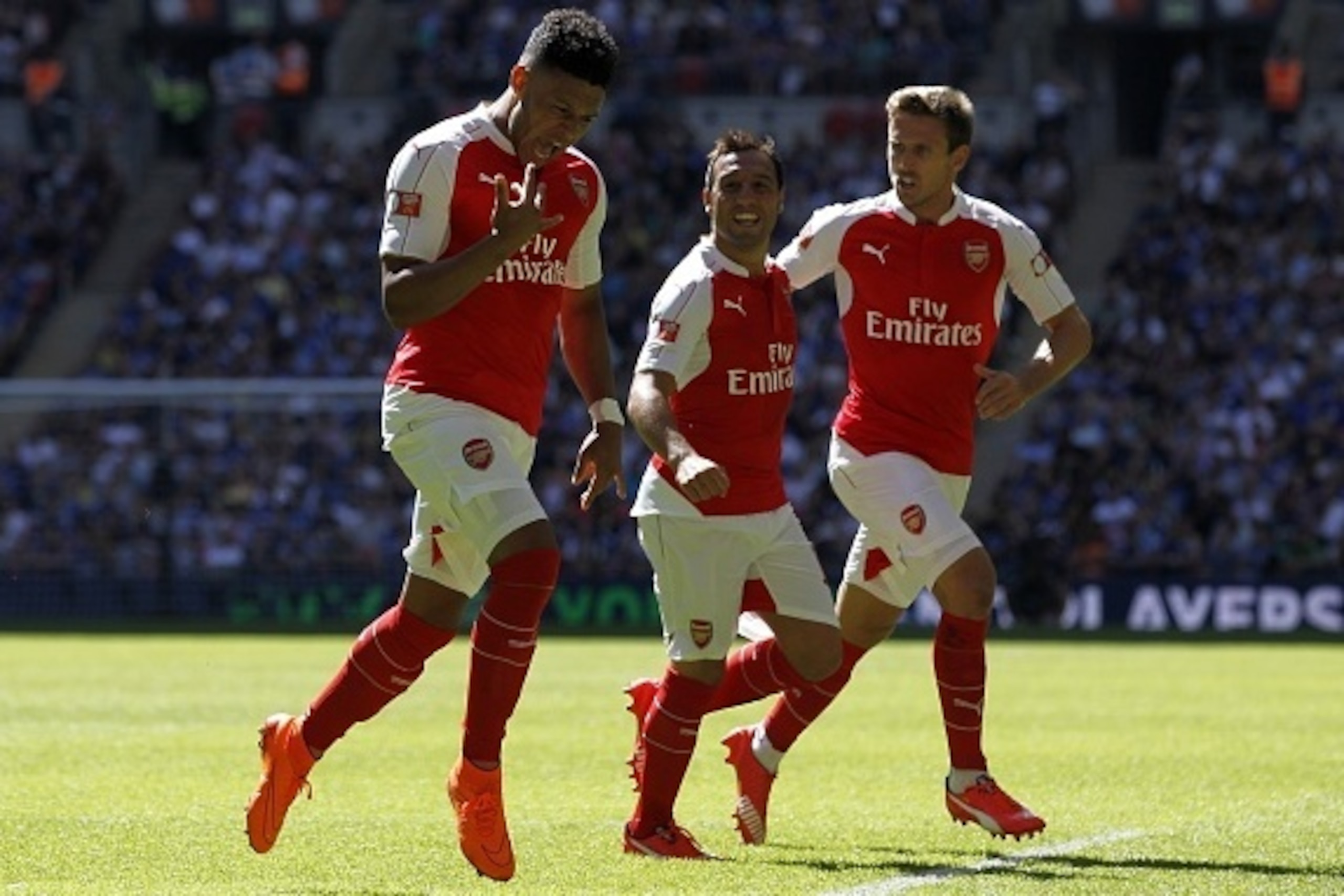 Arsenal's English midfielder Alex Oxlade-Chamberlain (L) celebrates scoring the opening goal of the FA Community Shield football match between Arsenal and Chelsea at Wembley Stadium in north London on August 2, 2015. AFP PHOTO / IAN KINGTON

 -- NOT FOR M