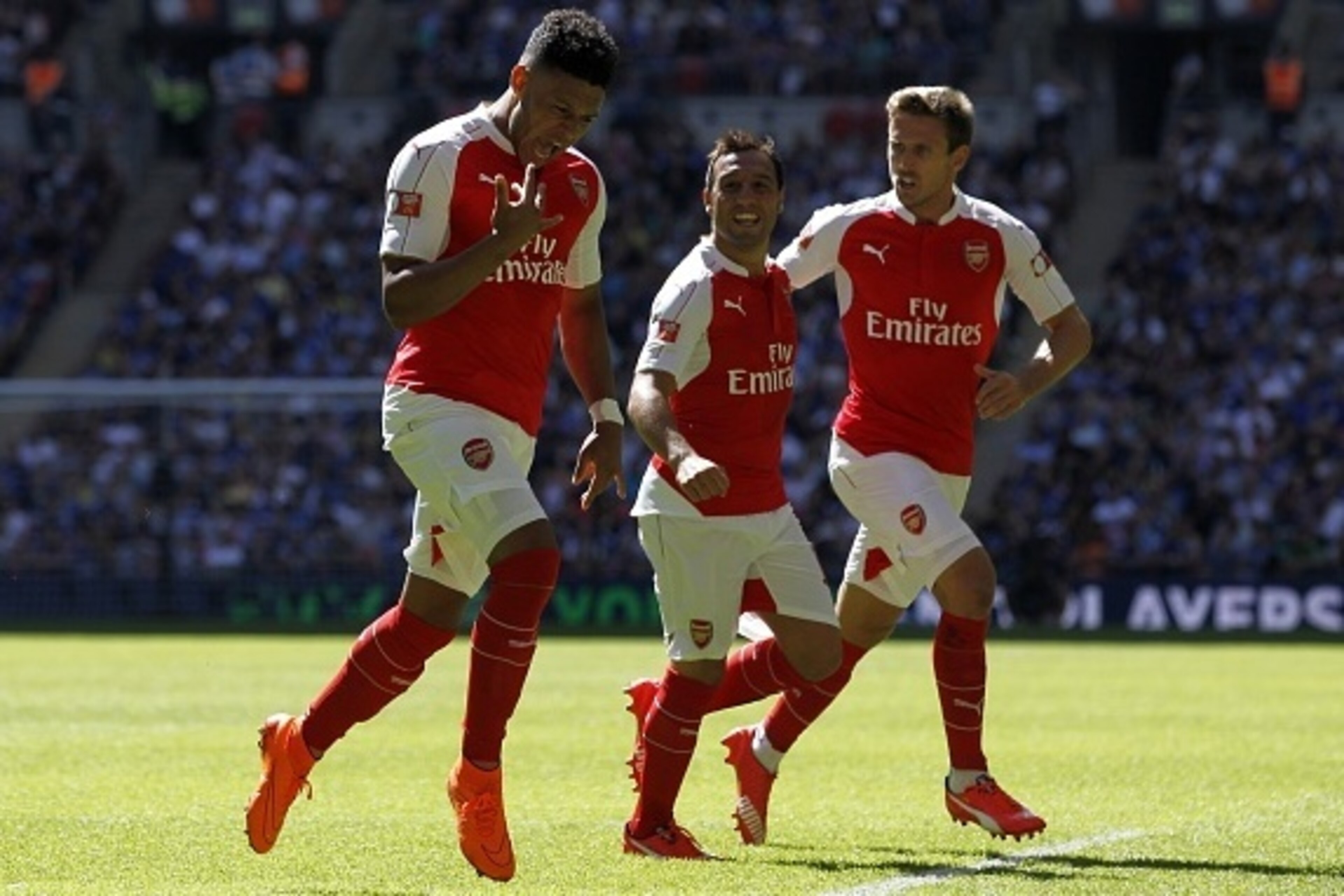 Arsenal's English midfielder Alex Oxlade-Chamberlain (L) celebrates scoring the opening goal of the FA Community Shield football match between Arsenal and Chelsea at Wembley Stadium in north London on August 2, 2015. AFP PHOTO / IAN KINGTON

 -- NOT FOR M
