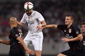 AC Milan's Brazilian defender Rodrigo Ely (R) and Real Madrid's Spanish defender ÃÂlvaro Arbeloa vie for the ball during the International Champions Cup football match between AC Milan and Real Madrid in Shanghai on July 30, 2015.   AFP PHOTO / JOHANNES E