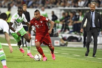 Bayern Munich's Chilean midfielder Arturo Vidal (C) runs with the ball during the German Supercup football match VfL Wolfsburg vs Bayern Munich in Wolfsburg, central Germany, on August 1, 2015. Wolfsburg wins 5-4. AFP PHOTO / TOBIAS SCHWARZ

DFL RULES TO 