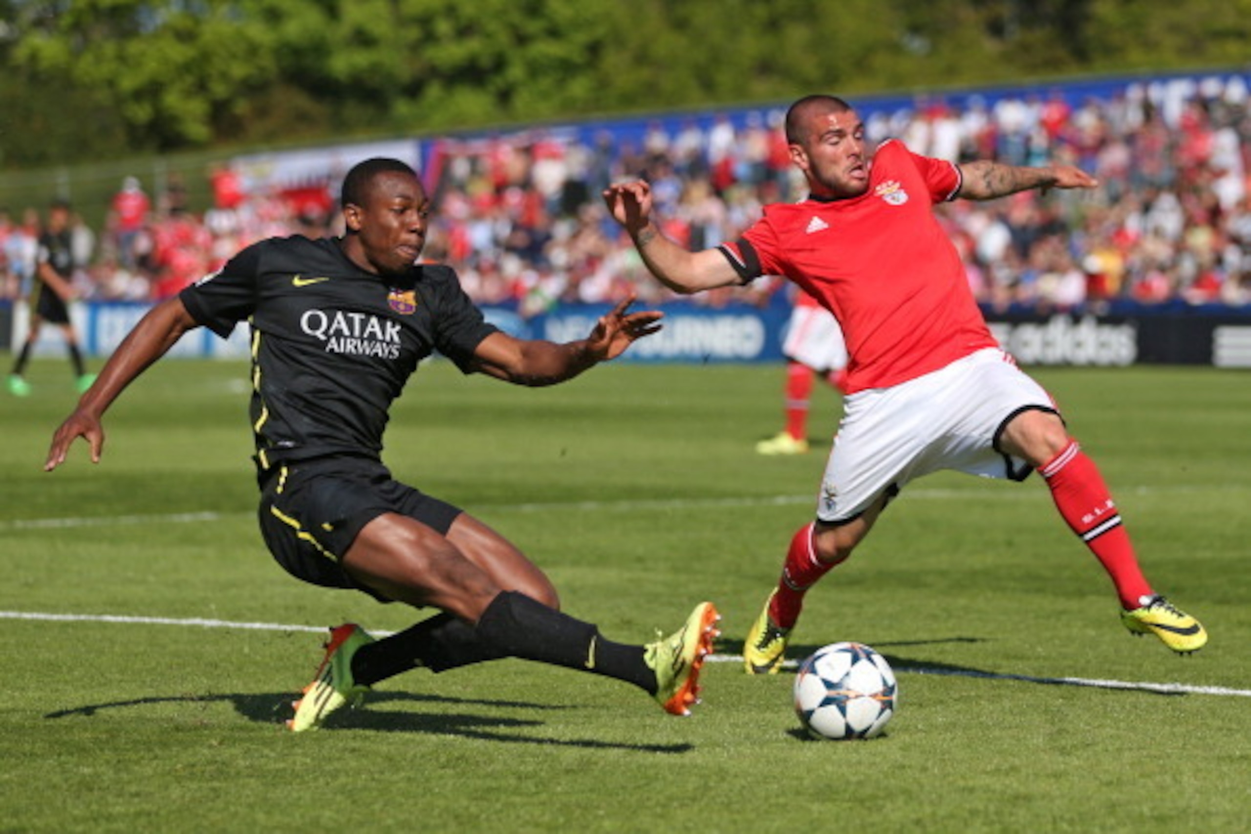 NYON, SWITZERLAND - APRIL 14: Adama Traore of FC Barcelona (L) competes for the ball with Rebocho of SL Benfica during the UEFA Youth League Final match between Benfica Lisbon and FC Barcelona at Colovray Stadion on April 14, 2014 in Nyon, Switzerland. (P