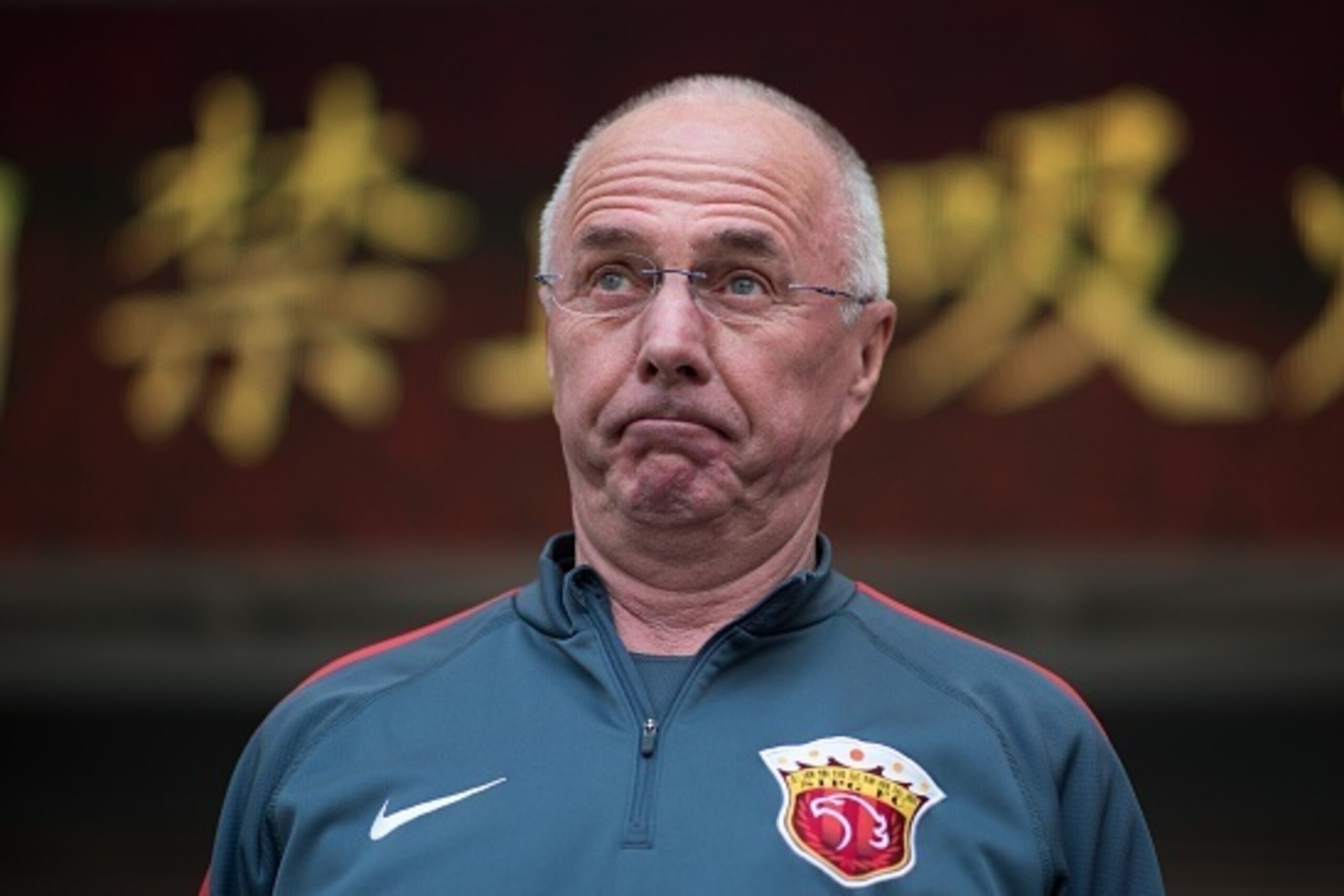 TO GO WITH STORY:  Fbl-ENG-Pr-CHN-Eriksson, INTERVIEW by Neil CONNOR
This photo taken in Shanghai on April 18, 2015, shows Former England manager Sven-Goran Eriksson (R) attending a training session of his team Shanghai SIPG of the Chinese Super League.  