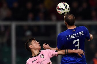 PALERMO, ITALY - MARCH 14:  Paulo Dybala (L) of Palermo and Giorgio Chiellini of Juventus compete for the ball during the Serie A match between US Citta di Palermo and Juventus FC  at Stadio Renzo Barbera on March 14, 2015 in Palermo, Italy.  (Photo by Tu
