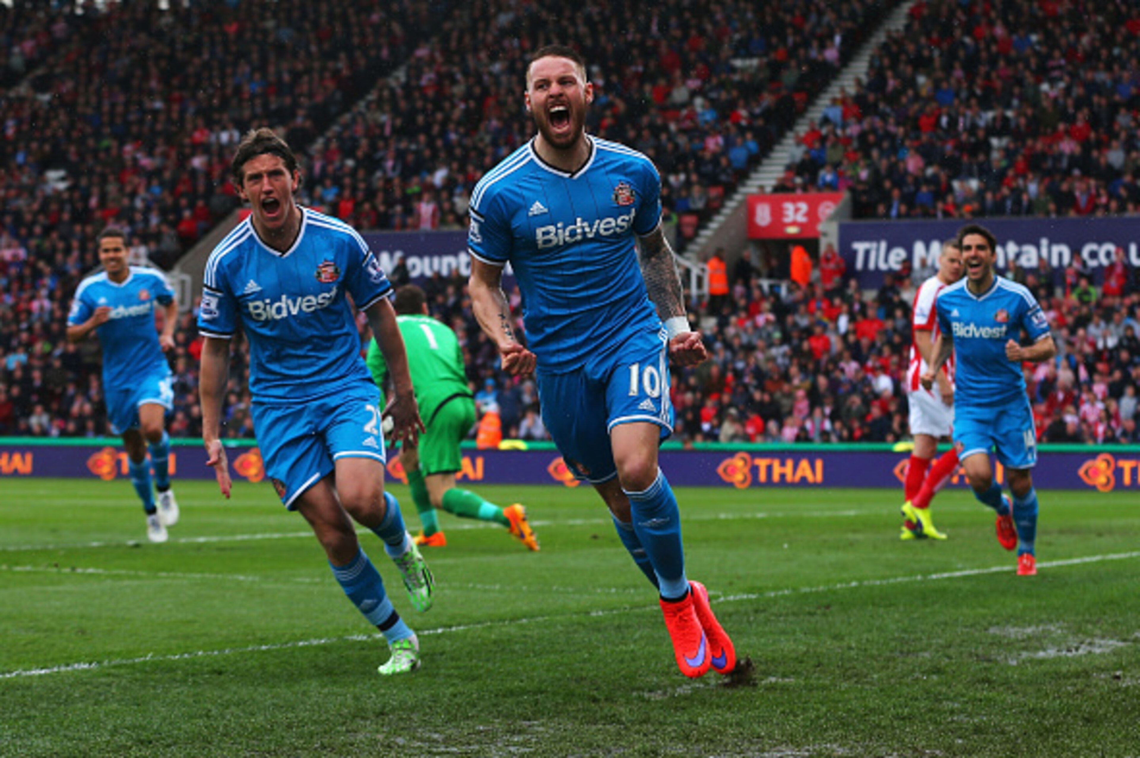 STOKE ON TRENT, ENGLAND - APRIL 25:  Connor Wickham of Sunderland (R) celebrates scoring the opening goal with Billy Jones of Sunderland during the Barclays Premier League match between Stoke City and Sunderland at Britannia Stadium on April 25, 2015 in S