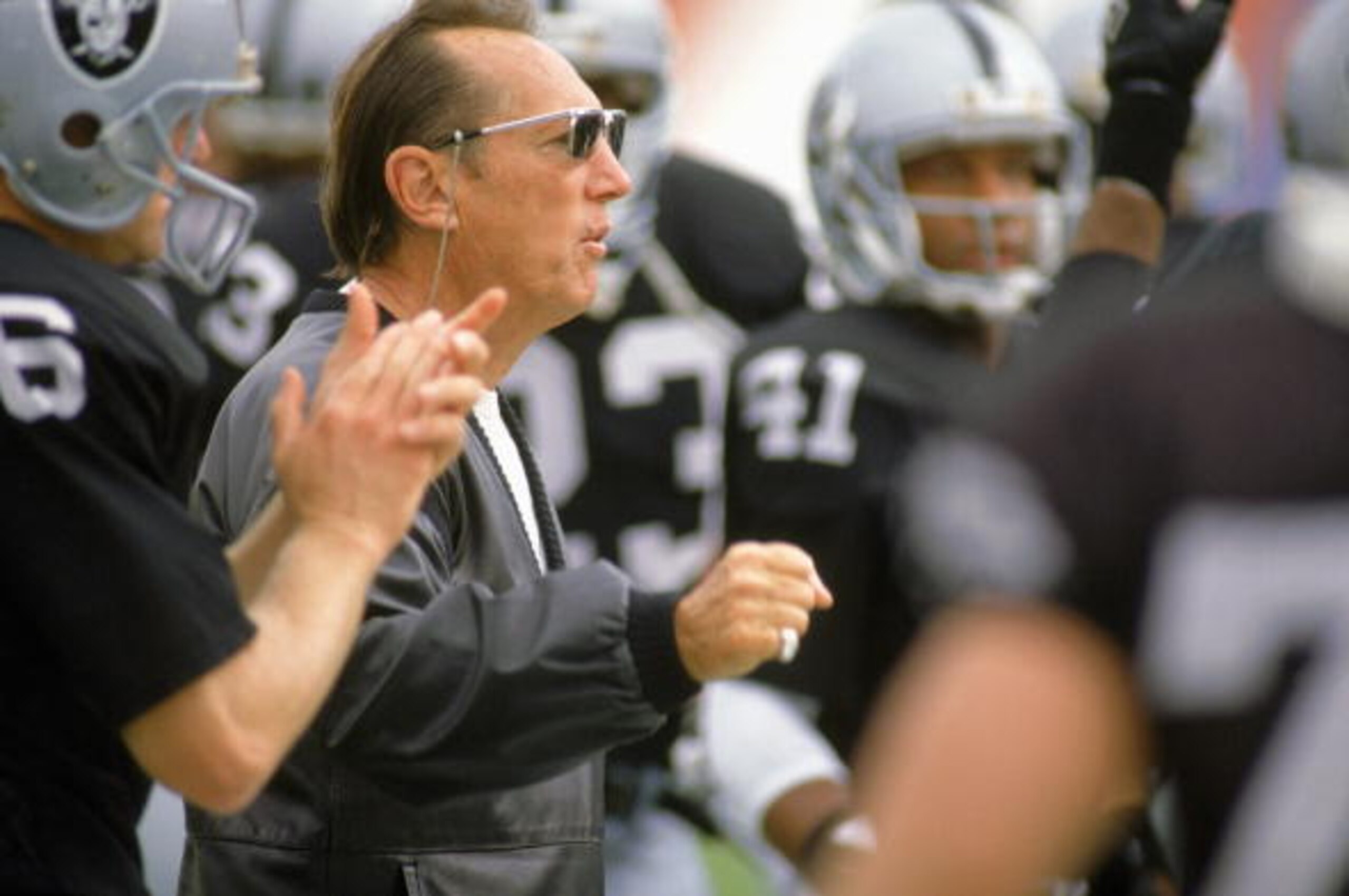 LOS ANGELES - OCTOBER 15:  Los Angeles Raiders owner Al Davis looks on during the game against the Kansas City Chiefs at the Coliseum on October 15, 1989 in Los Angeles, California. The Raiders defeated the Chiefs 20-14.  (Photo by Andy Hayt/Getty Images)