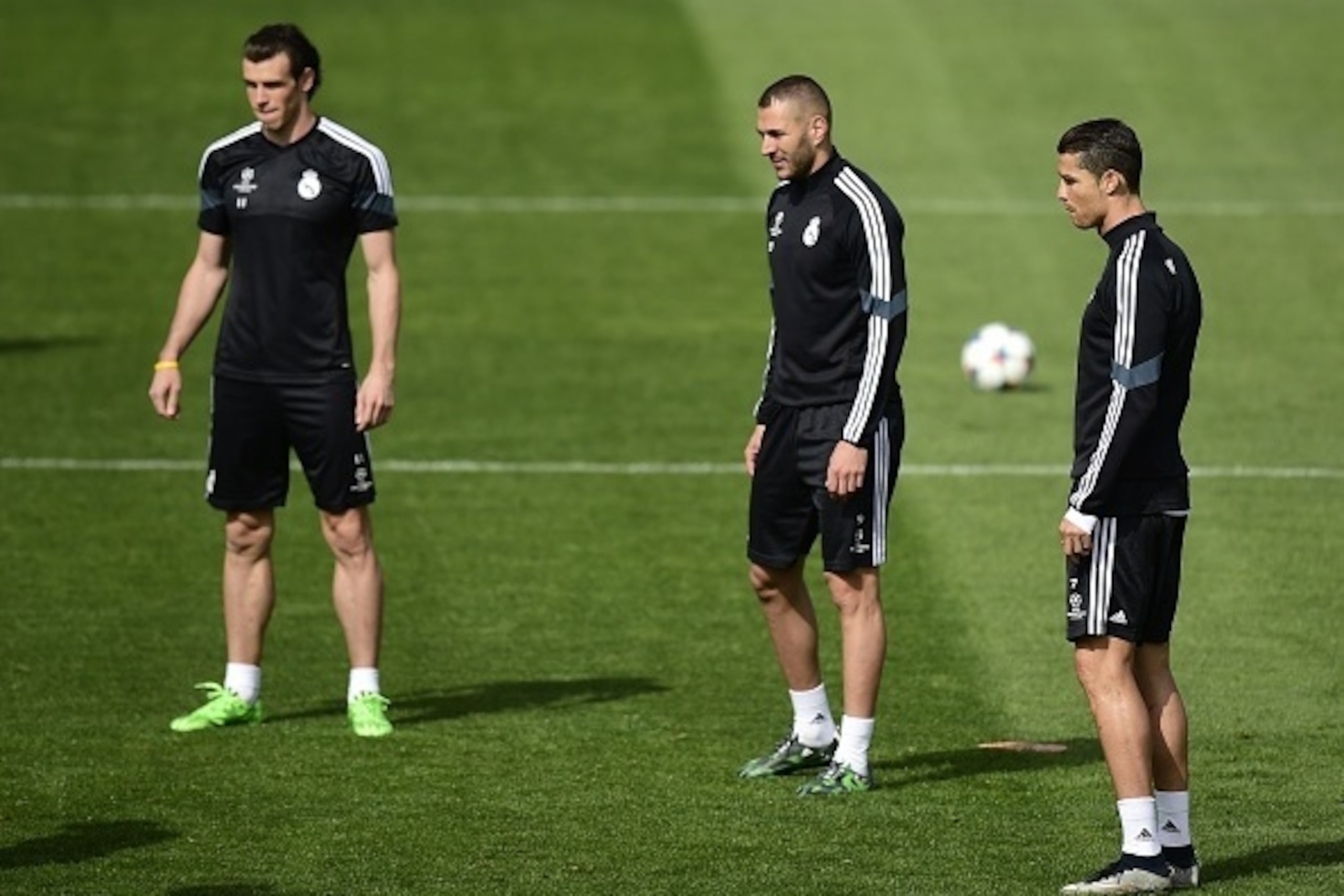 Real Madrid's Welsh forward Gareth Bale (L), Real Madrid's French forward Karim Benzema (C) and Real Madrid's Portuguese forward Cristiano Ronaldo (R) train at Valdebebas Sport City in Madrid on April 13, 2015 on the eve of their UEFA Champions League qua