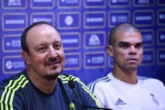 Real Madrid's head coach Rafael Benitez (L) and Real Madrid's defender Pepe attend a press conference  on the eve of the International Champions Cup football match between Inter Milan and Real Madrid in Guagnzhou on July 26, 2015. AFP PHOTO / JOHANNES EIS