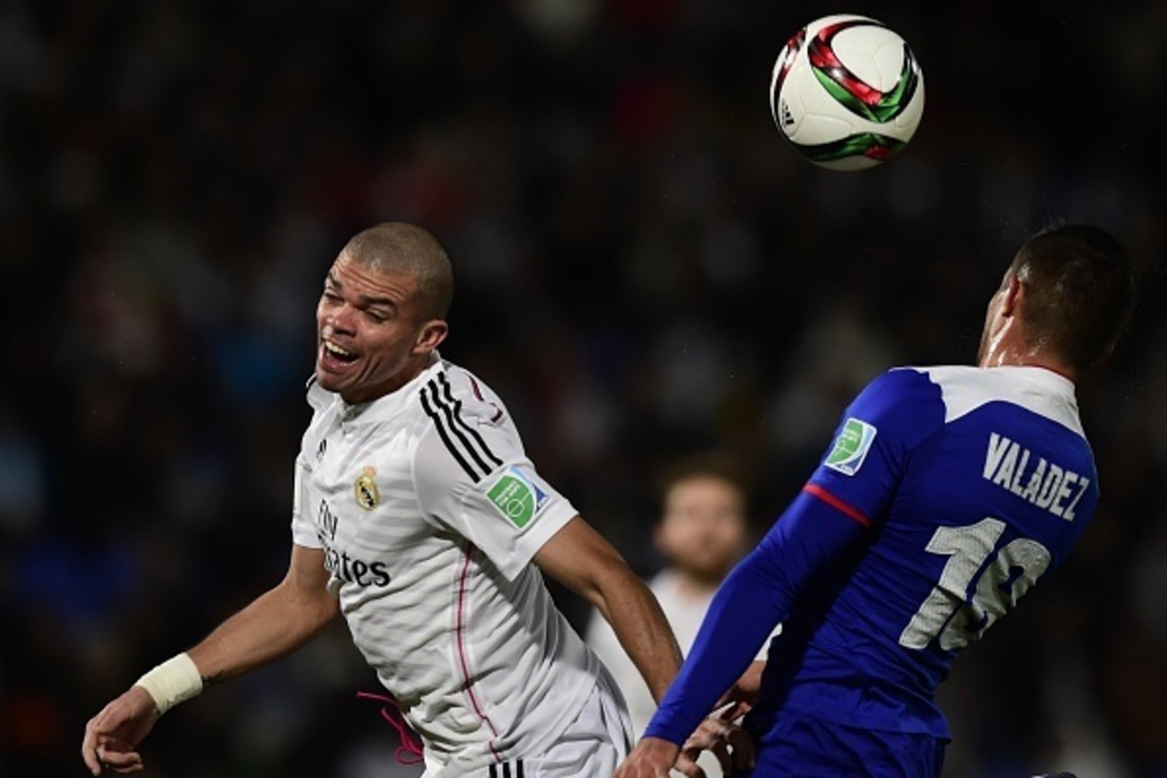 Cruz Azul's forward Ismael Valadez (R) vies with Real Madrid's Portuguese defender Pepe during the FIFA World Club Cup semi-final football match Real Madrid against Mexico's Cruz Azul FC at the Marrakesh Stadium on December 16, 2014 in Marrakesh.  AFP PHO