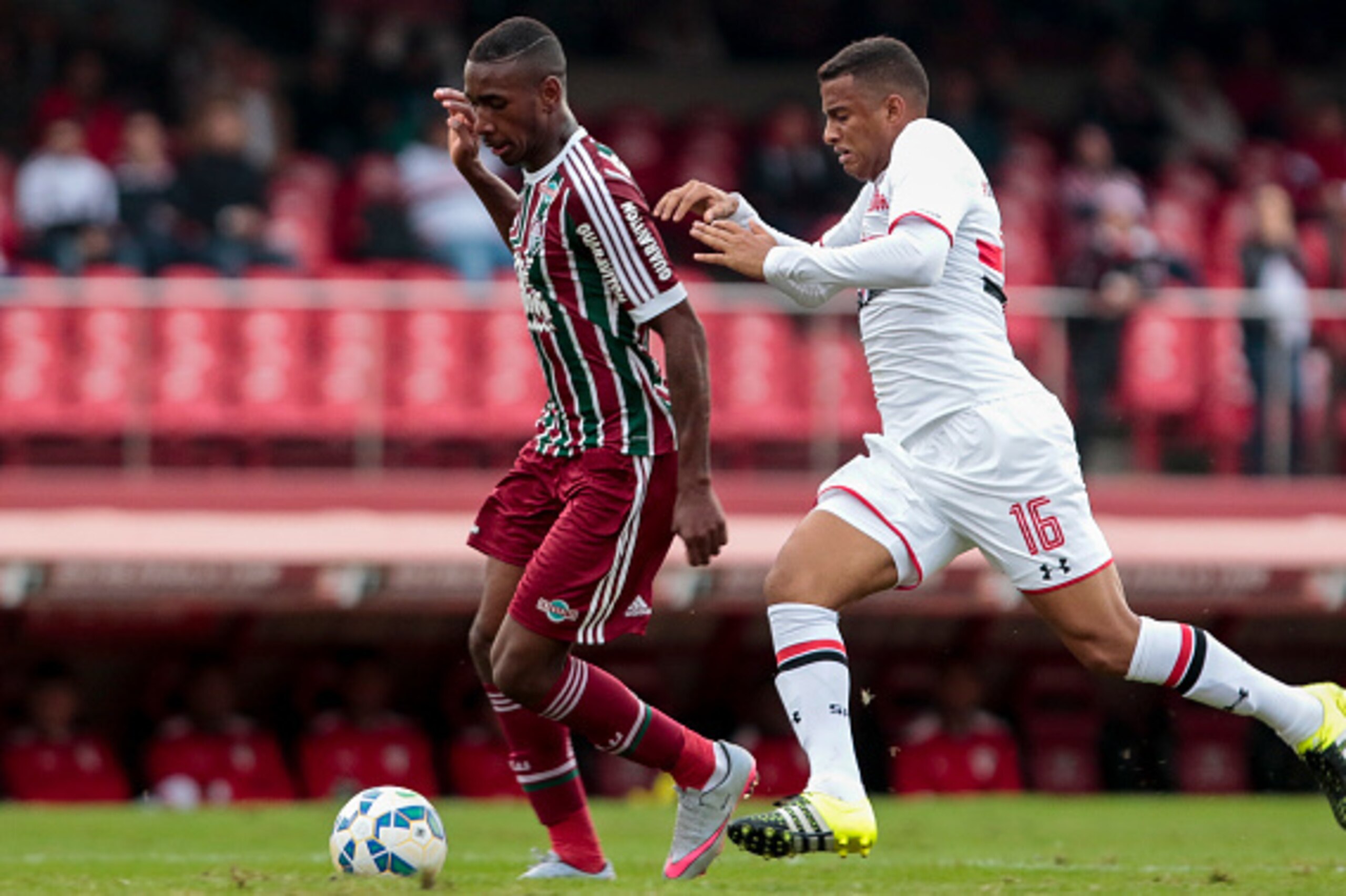 SAO PAULO, BRAZIL - JULY 05: Reinaldo (R) of Sao Paulo fights for the ball with Gerson of Fluminense, during a match between Sao Paulo v Fluminense of Brasileirao Series A 2015 at Morumbi Stadium on July 05, 2015 in Sao Paulo, Brazil. (Photo by Miguel Sch