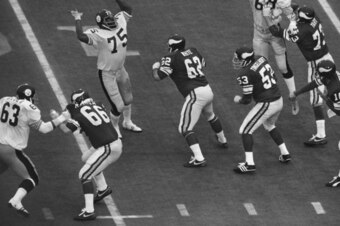 Mick Tingelhoff in position to block for quarterback Fran Tarkenton during Super Bowl IX.