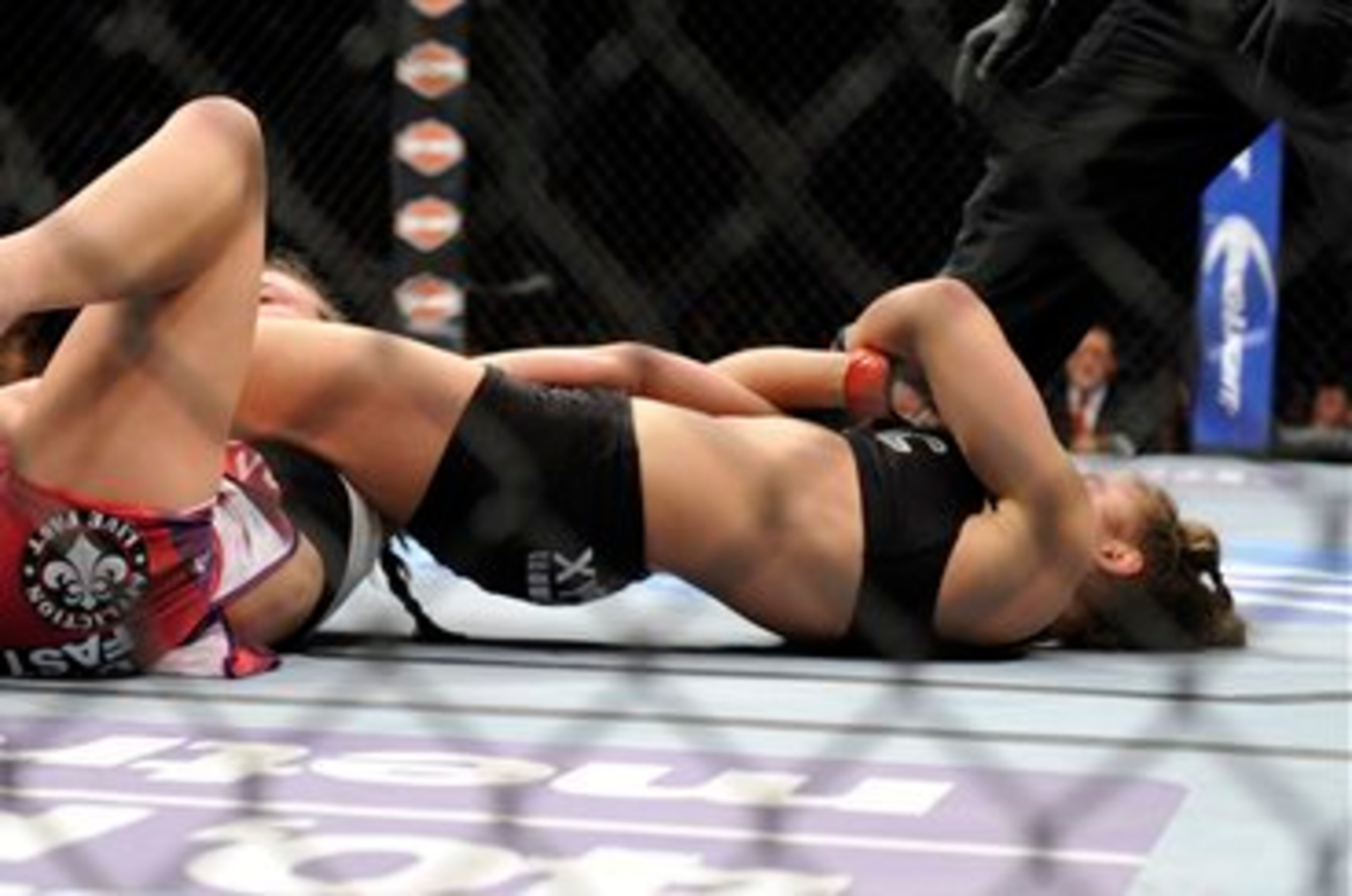Rousey taps Tate at UFC 168