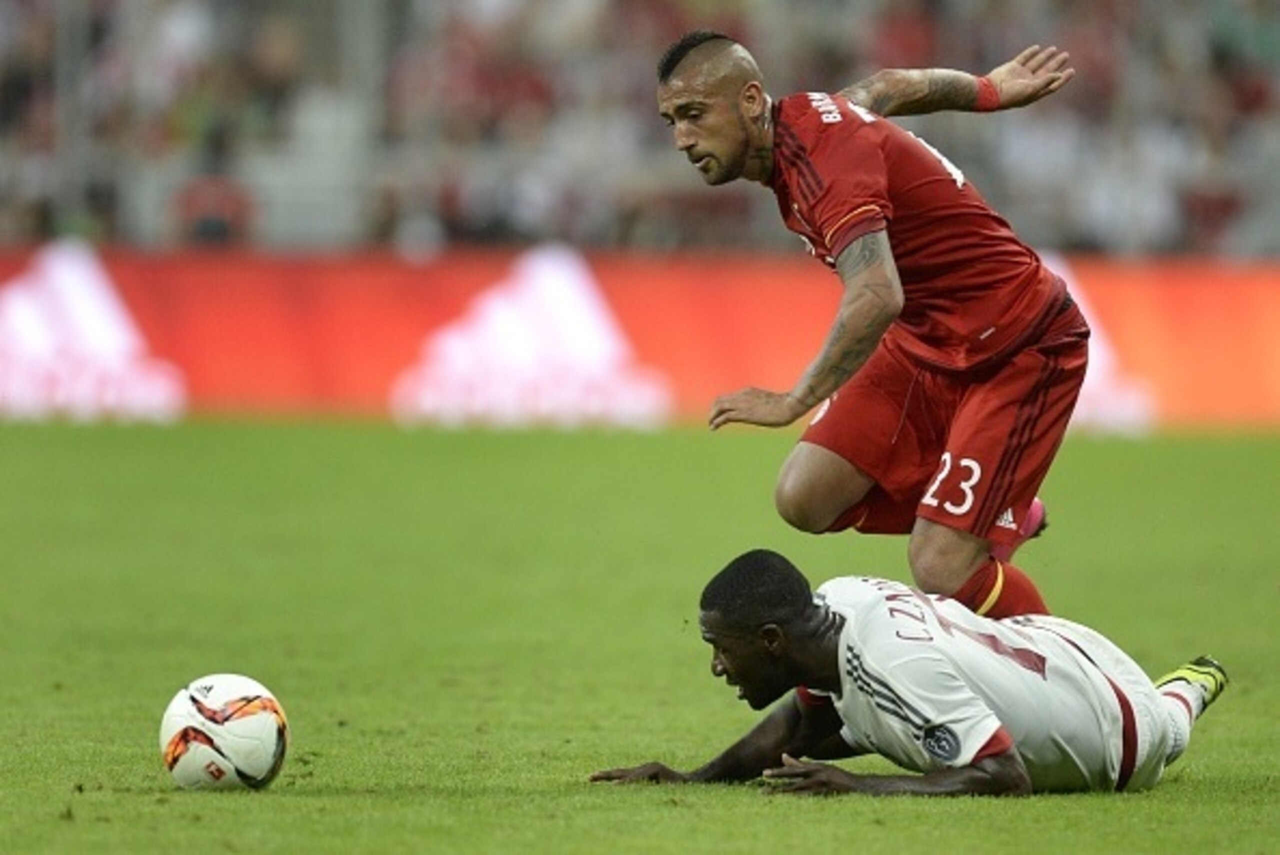 Bayern Munich's Chilean midfielder Arturo Vidal (R) and AC Milan's defender from Colombia Cristian Zapata vie for the ball during the Audi Cup football match FC Bayern Munich vs AC Milan in Munich, southern Germany, on August 4, 2015. The Audi Cup footbal