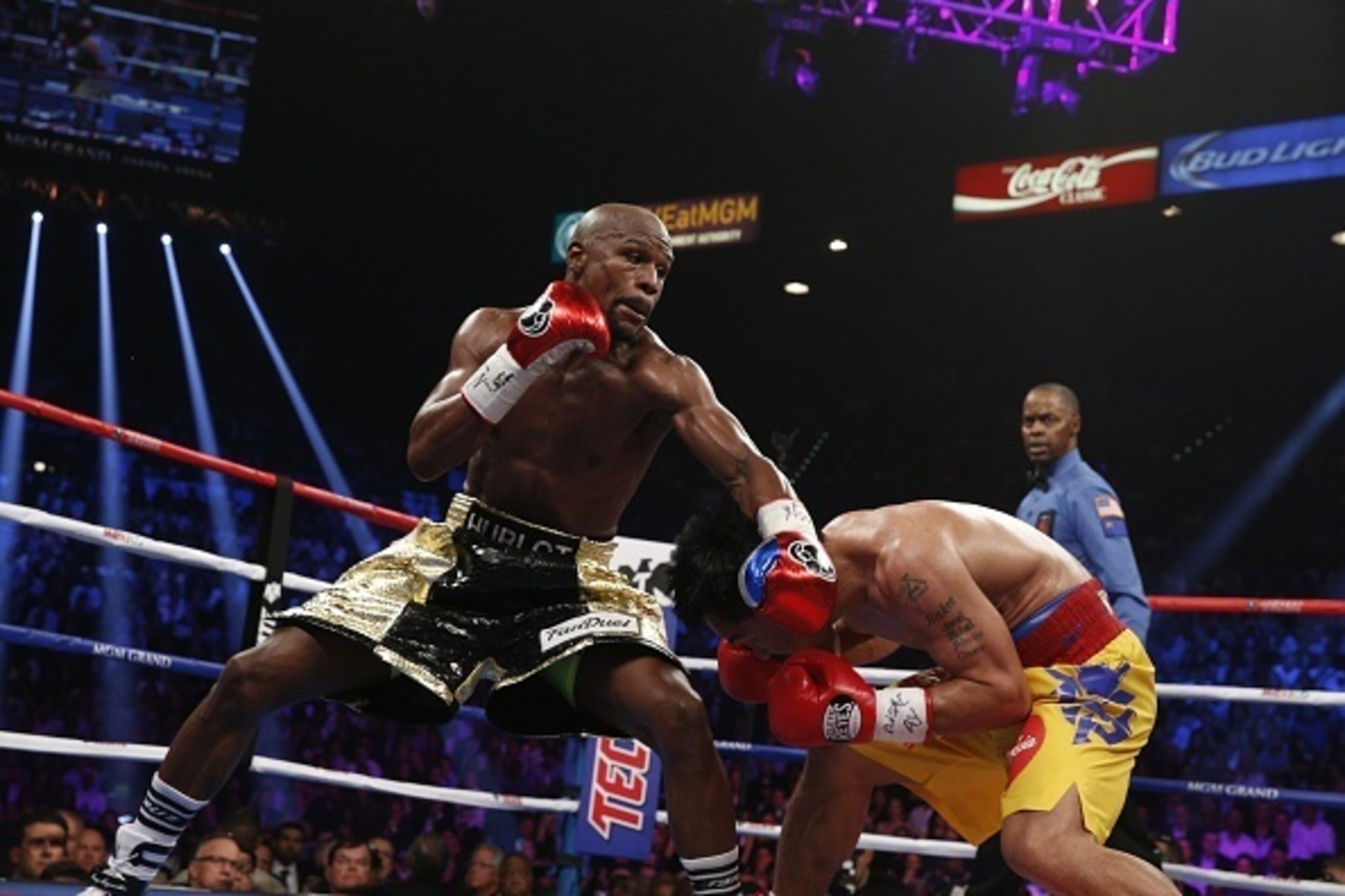 Floyd Mayweather Jr. exchange punches with Manny Pacquiao during their welterweight unification championship bout, May 2, 2015 at MGM Grand Garden Arena in Las Vegas, Nevada.  Mayweather defeated Pacquiao by unanimous decision.  AFP PHOTO / JOHN GURZINKSI