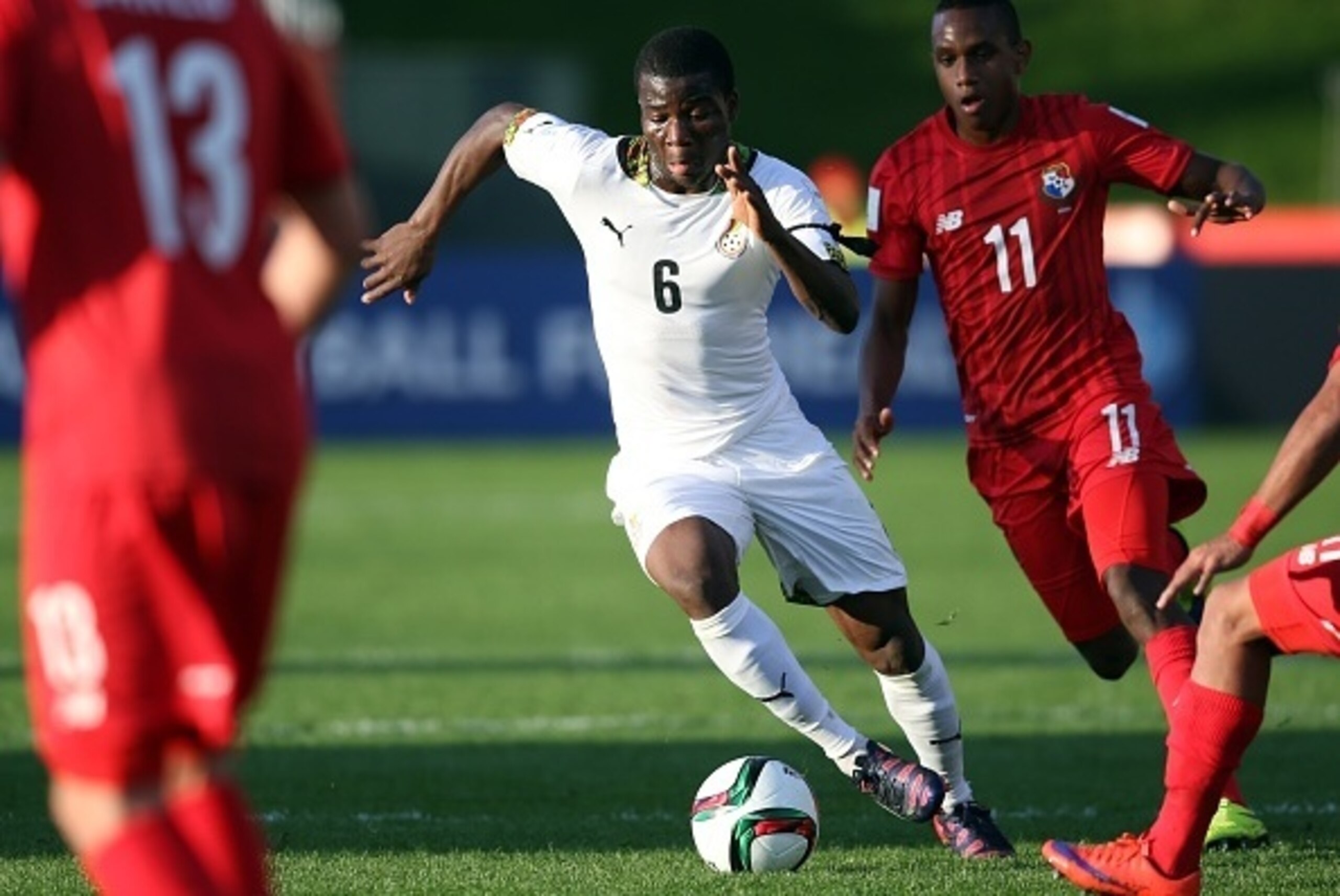 Ervin Zorrilla (R) of Panama fights for the ball with Godfred Donsah (L) of Ghana during the FIFA Under-20 World Cup football match between Ghana and Panama in Auckland on June 5, 2015. AFP PHOTO / Michael Bradley        (Photo credit should read MICHAEL 